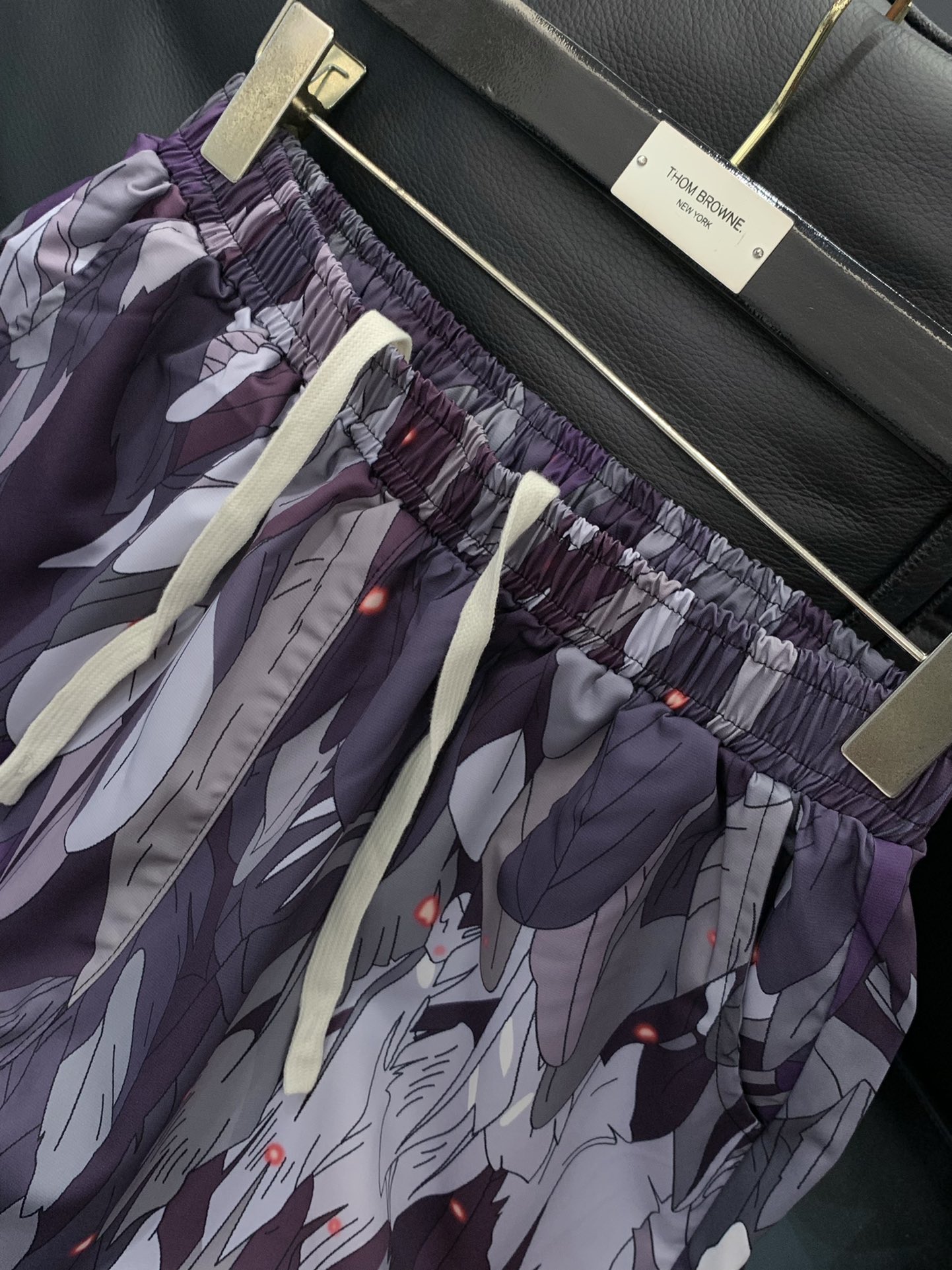 “Loewe 2025 Summer Collection: Stylish Clothes and Shorts with Synchronized Cabinets” - 图片 4