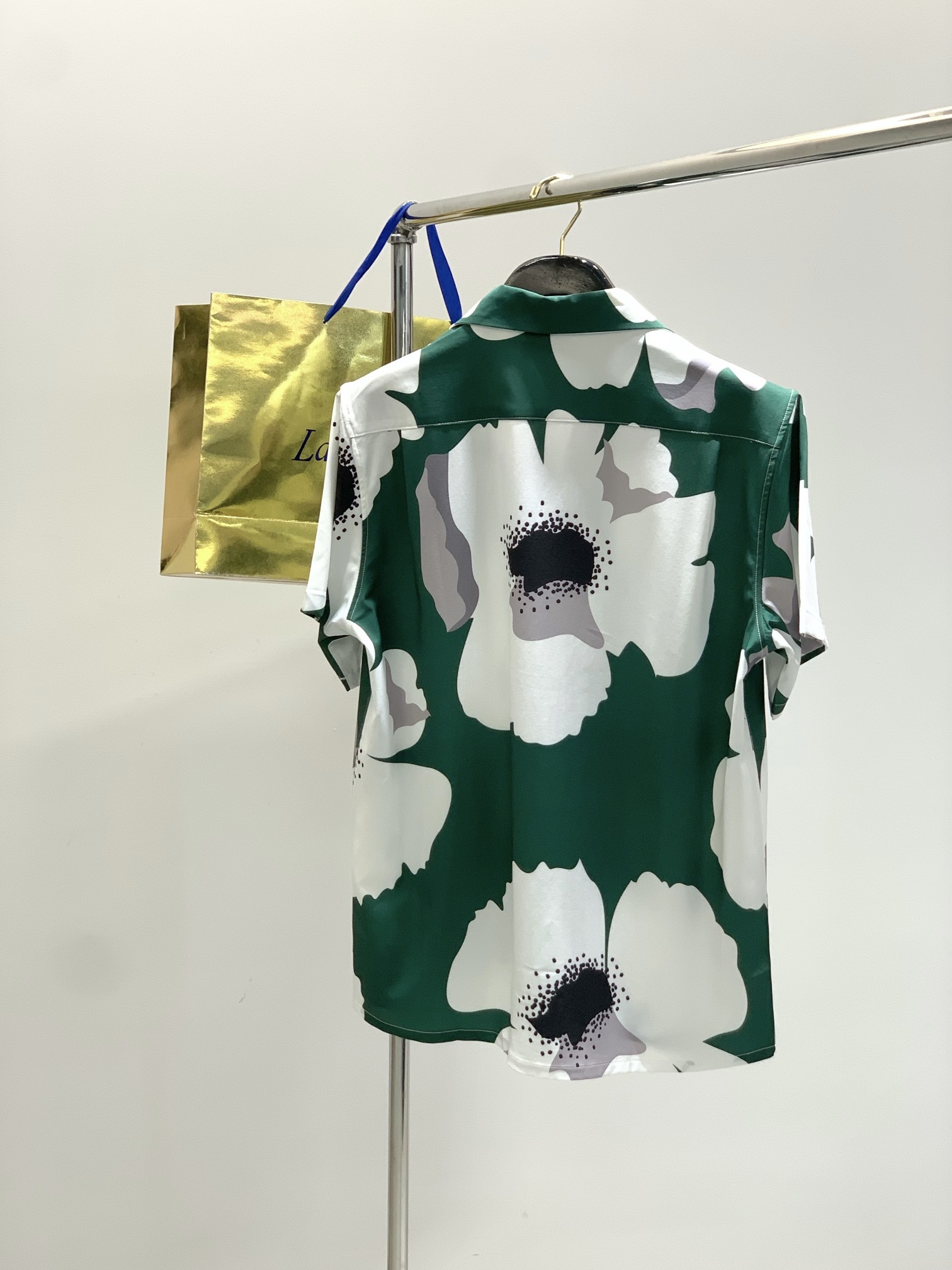 “Valentino Summer Fashion: Top-level Clothing Line with High-Tech Designs and Original Fabrics” - 图片 2