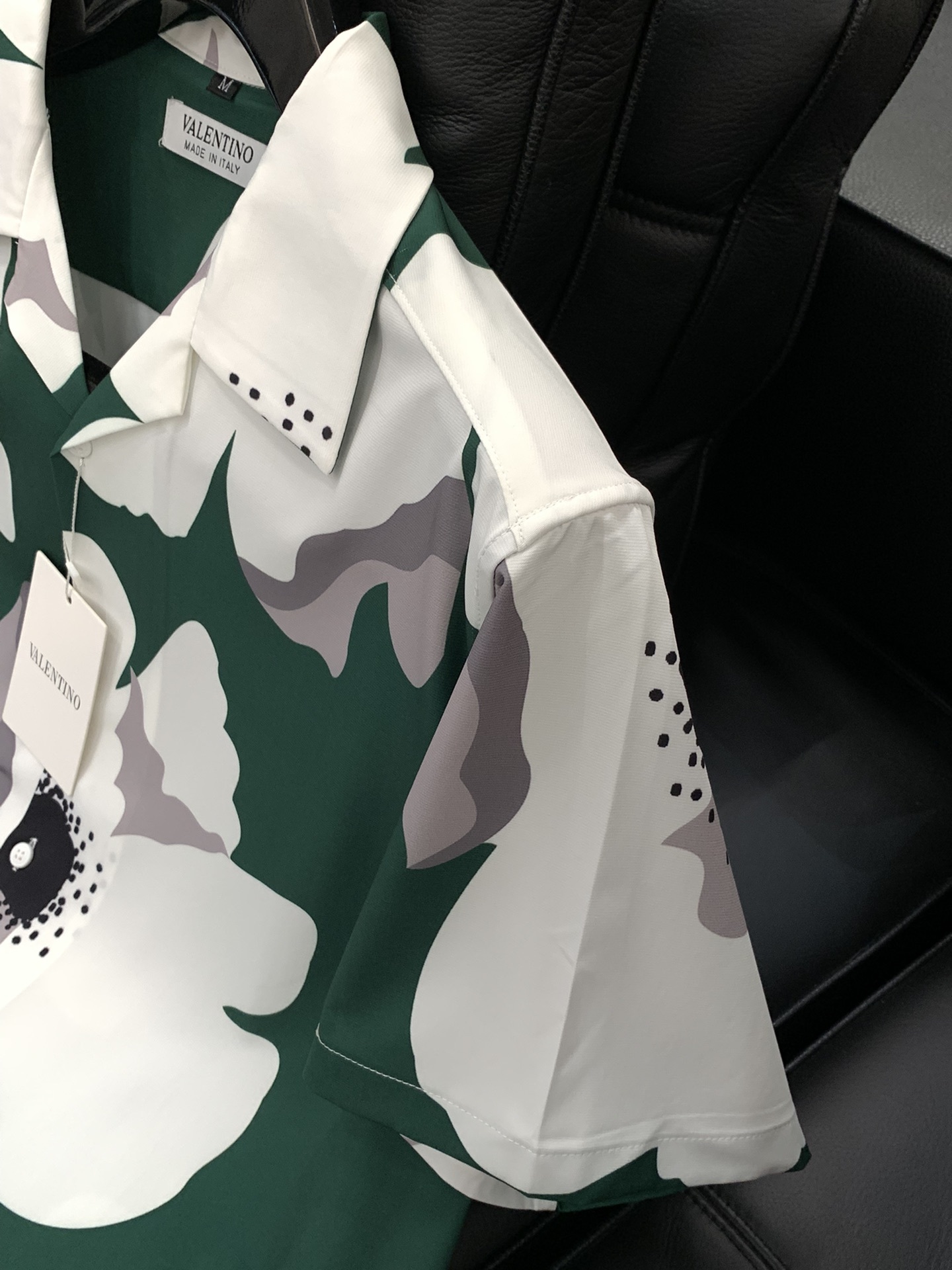 “Valentino Summer Fashion: Top-level Clothing Line with High-Tech Designs and Original Fabrics” - 图片 5