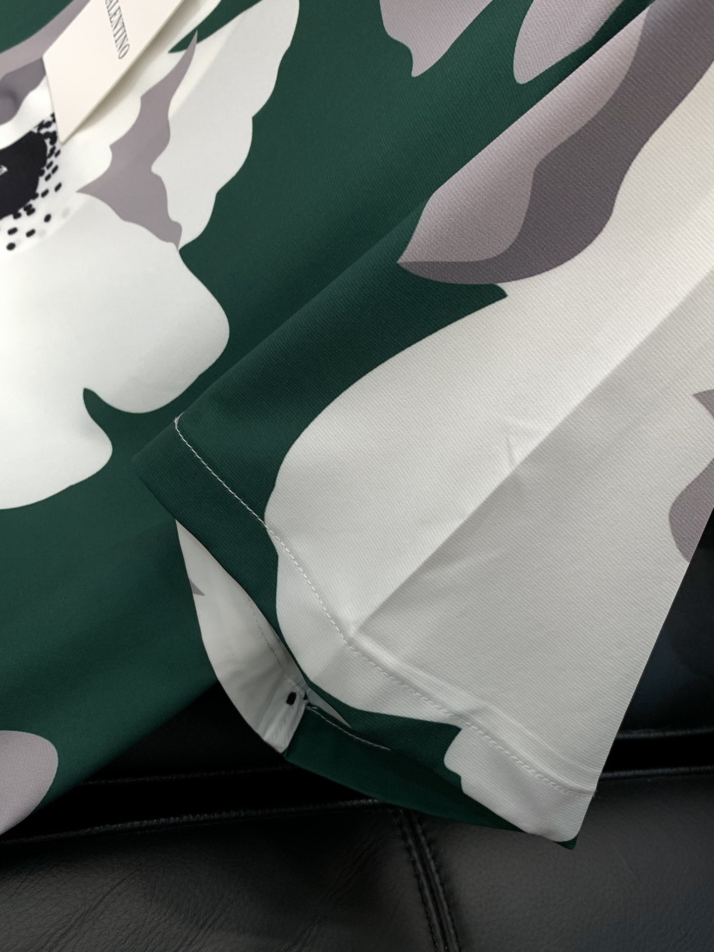 “Valentino Summer Fashion: Top-level Clothing Line with High-Tech Designs and Original Fabrics” - 图片 6