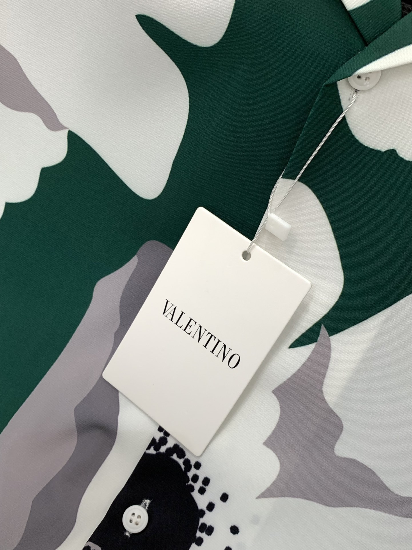 “Valentino Summer Fashion: Top-level Clothing Line with High-Tech Designs and Original Fabrics” - 图片 7