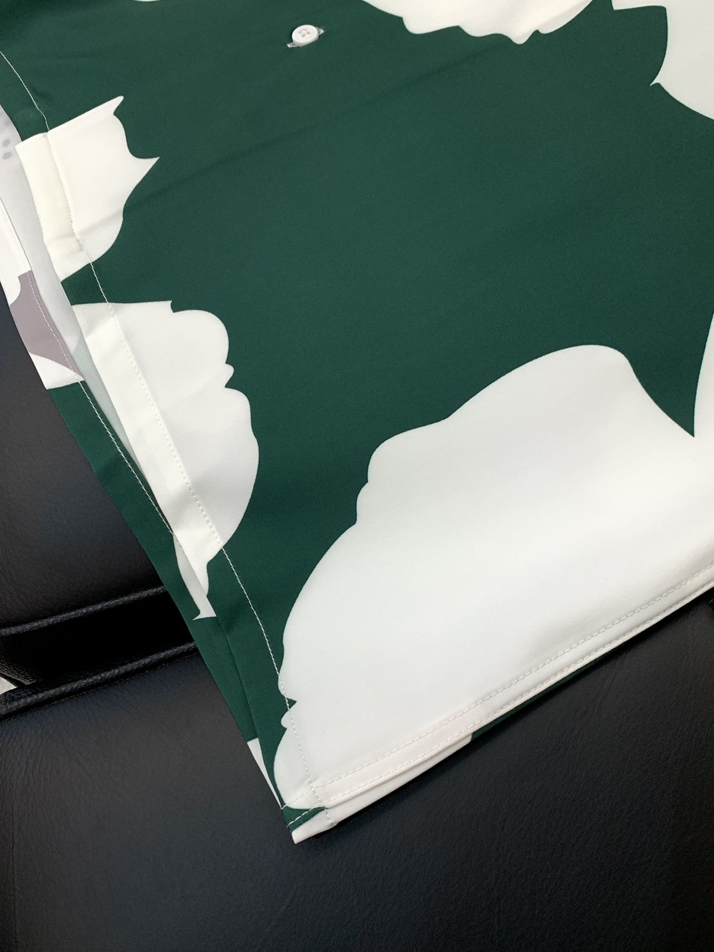 “Valentino Summer Fashion: Top-level Clothing Line with High-Tech Designs and Original Fabrics” - 图片 8