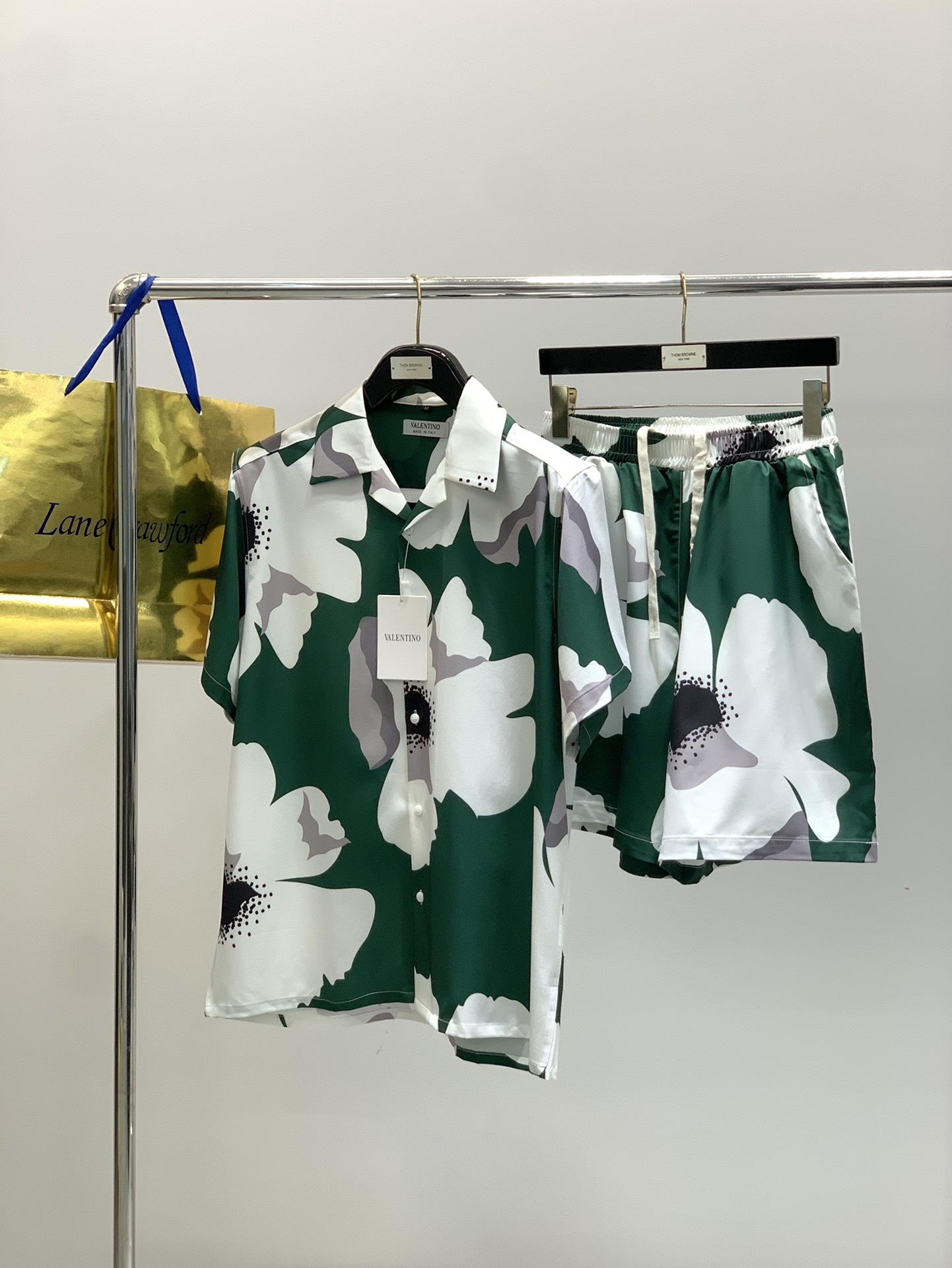 “Valentino Summer Fashion: Top-level Clothing Line with High-Tech Designs and Original Fabrics” - 图片 9