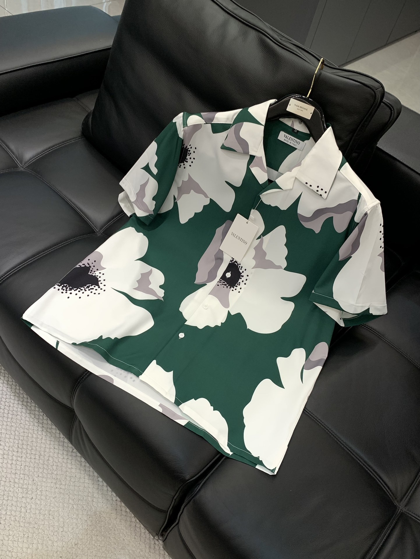 “Valentino Summer Fashion: Top-level Clothing Line with High-Tech Designs and Original Fabrics” - 图片 3