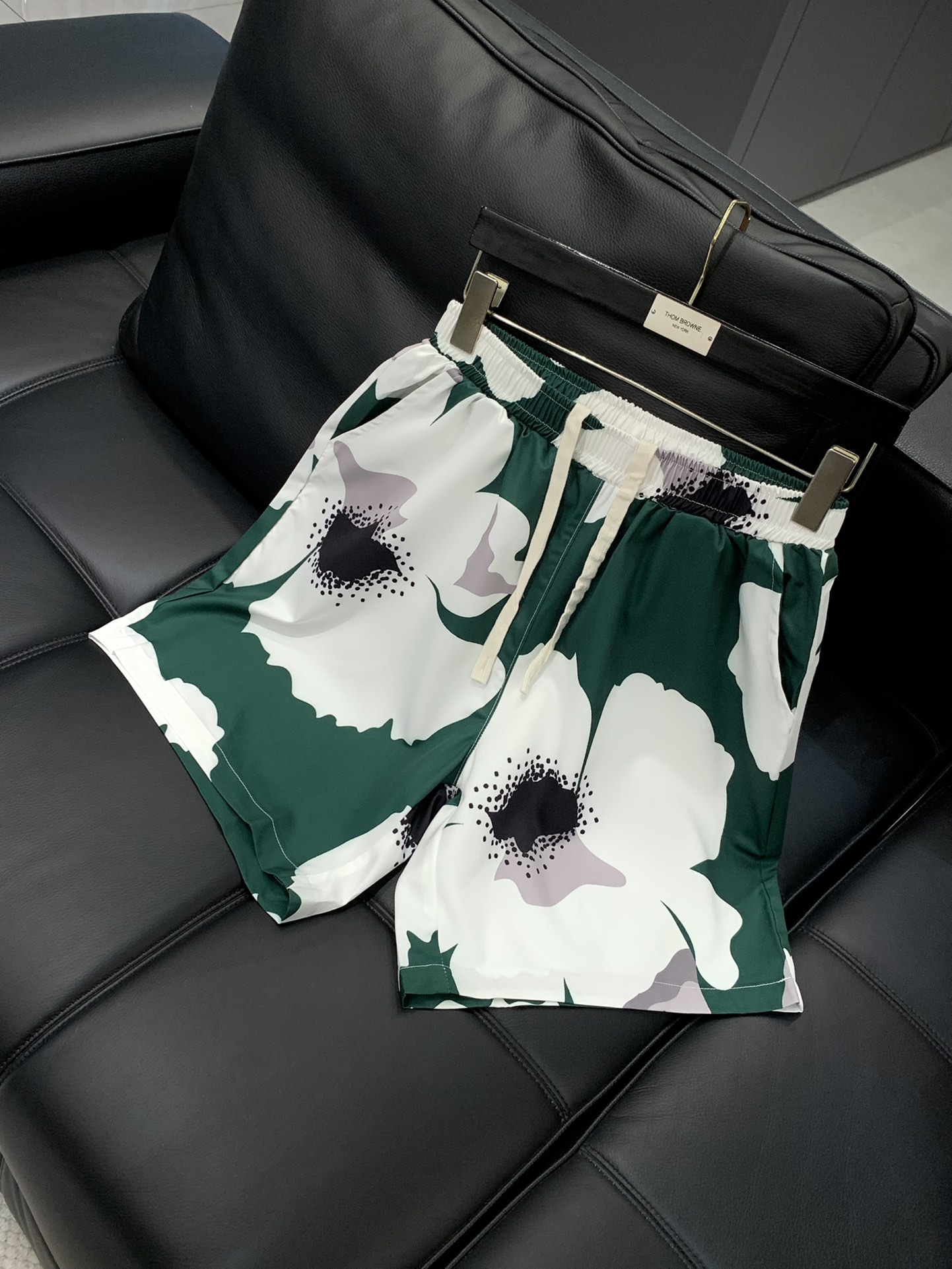 “Valentino Summer Fashion: High-Quality Clothes and Shorts with Original Fabrics and Top-Level Designs” - 图片 3