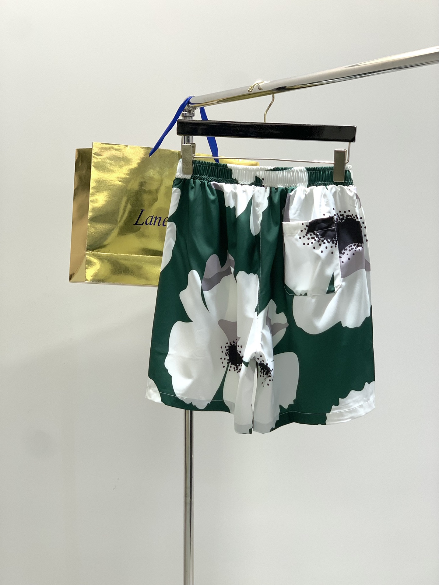 “Valentino Summer Fashion: High-Quality Clothes and Shorts with Original Fabrics and Top-Level Designs” - 图片 2
