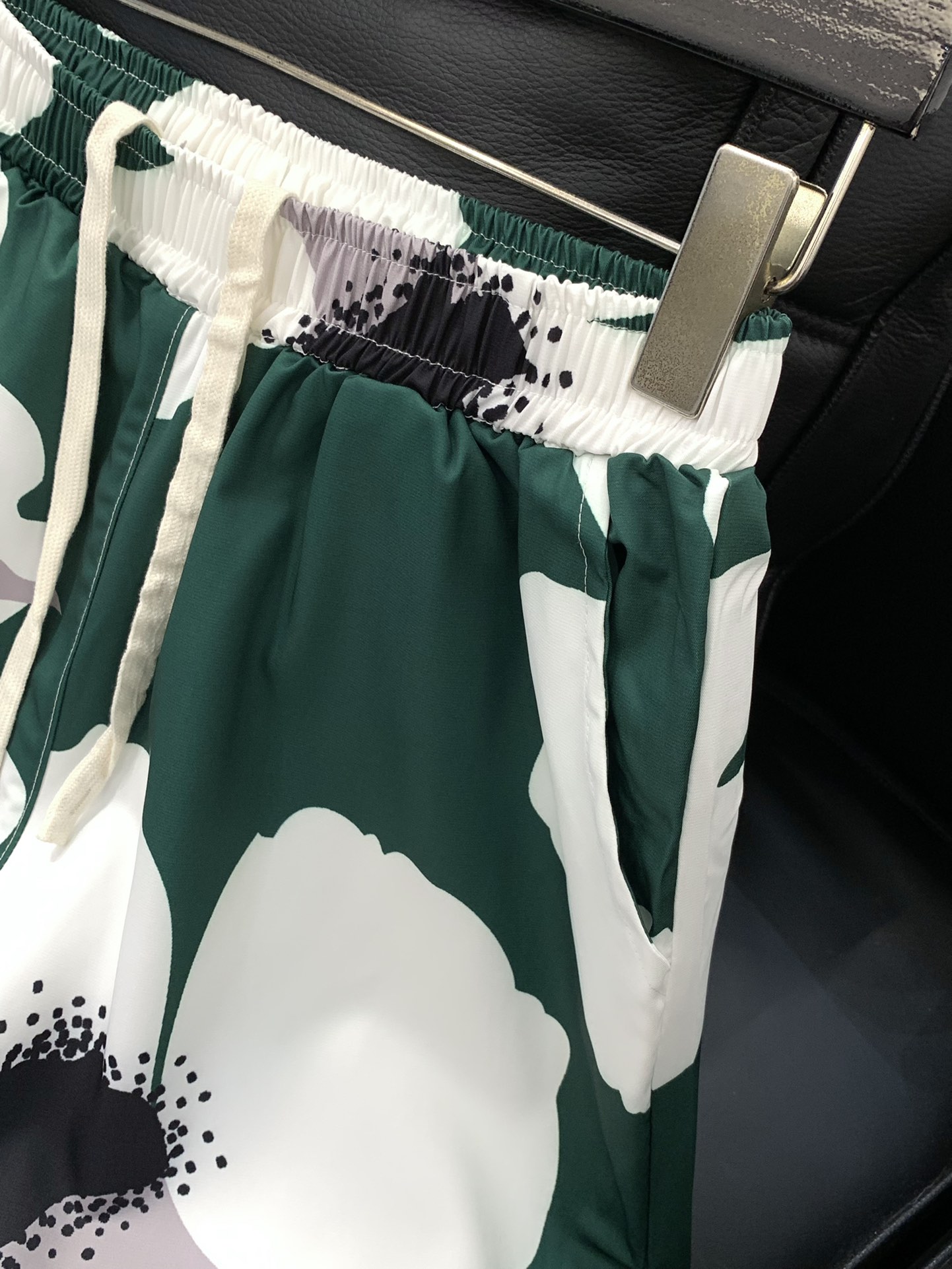 “Valentino Summer Fashion: High-Quality Clothes and Shorts with Original Fabrics and Top-Level Designs” - 图片 5