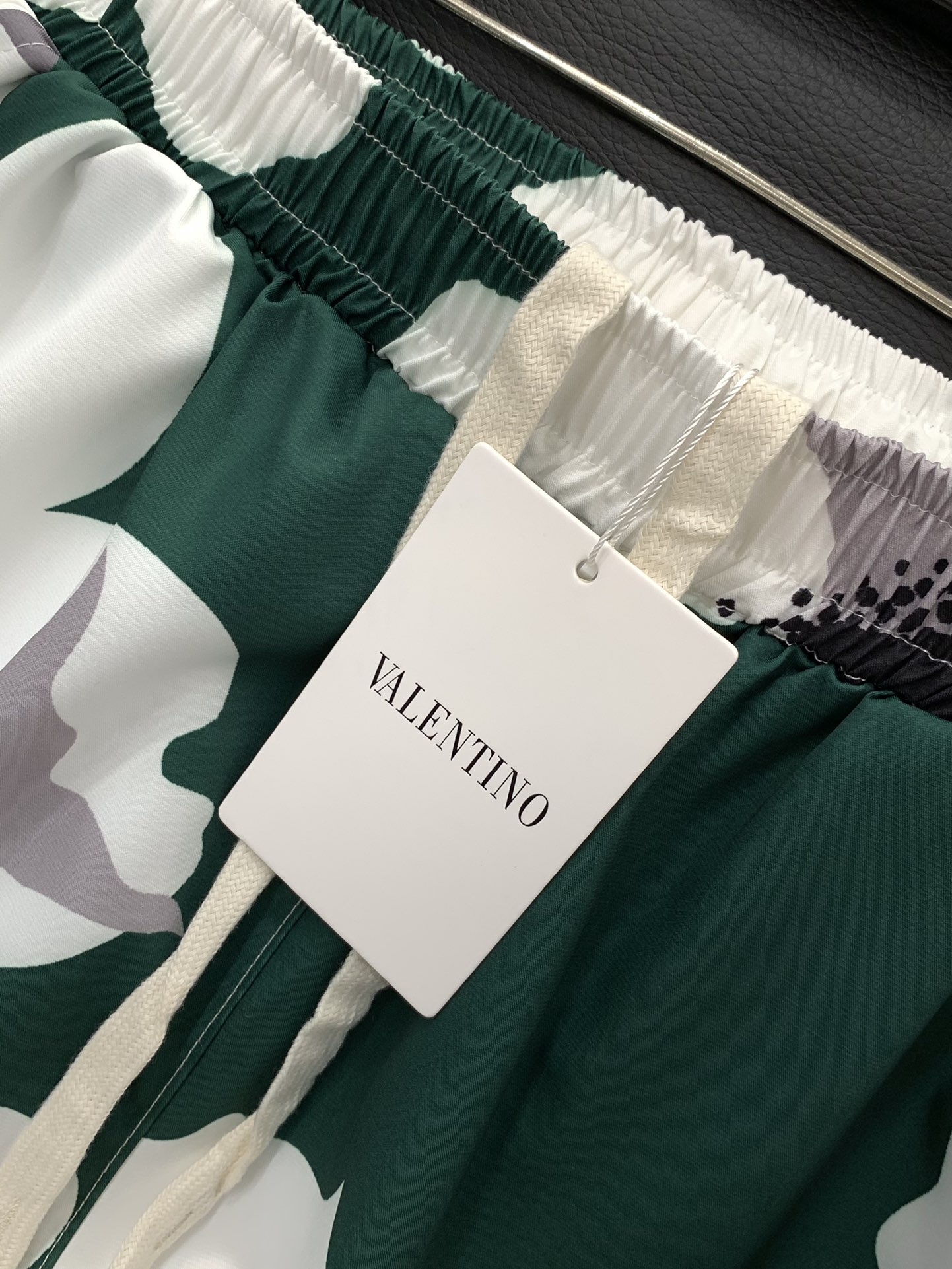 “Valentino Summer Fashion: High-Quality Clothes and Shorts with Original Fabrics and Top-Level Designs” - 图片 6