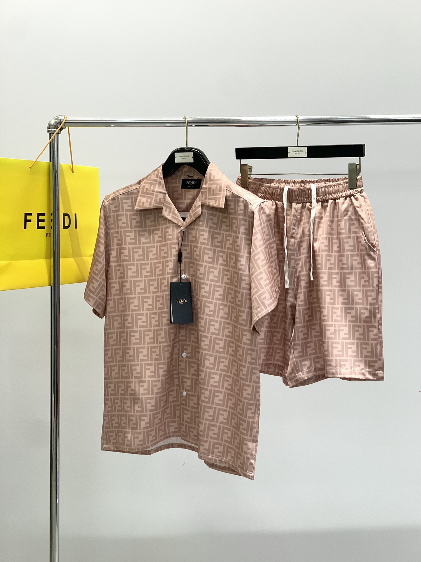 “2025 Summer Fashion: FENDI Shorts and Clothes with Top-Level Design” - 图片 9