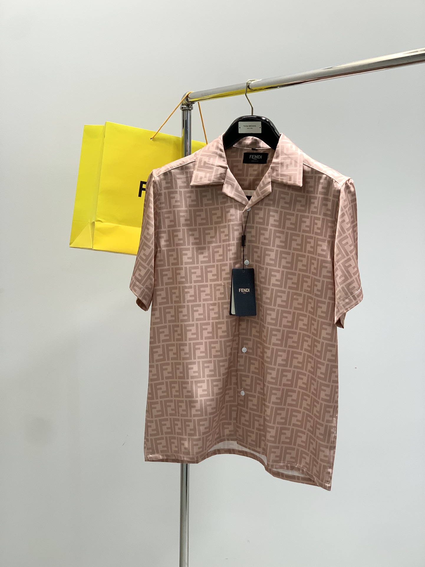“2025 Summer Fashion: FENDI Shorts and Clothes with Top-Level Design” - 图片 1