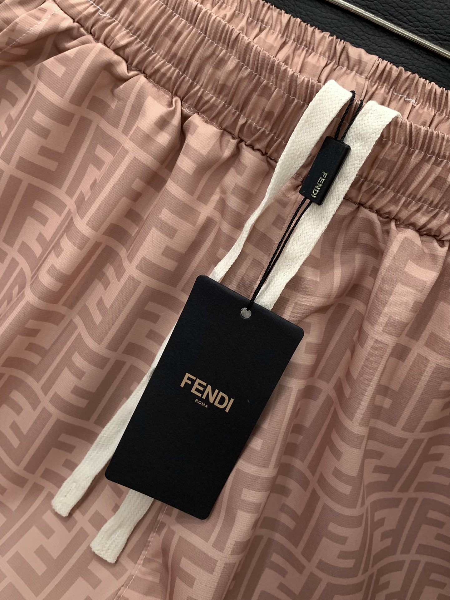 “FENDI Findi Summer 2025 Collection: High-Grade Clothes with Unique Design” - 图片 6