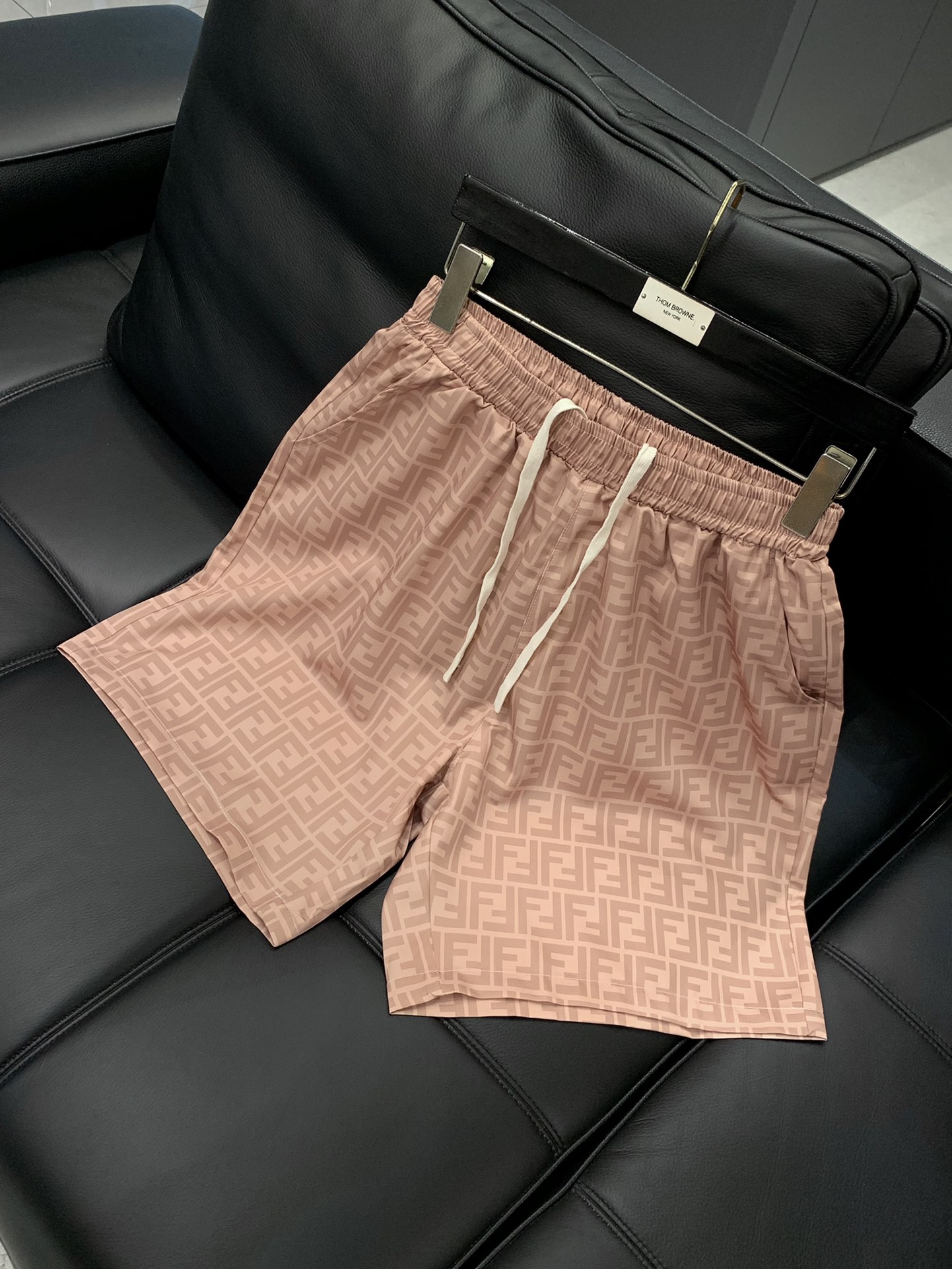 “FENDI Findi Summer 2025 Collection: High-Grade Clothes with Unique Design” - 图片 3