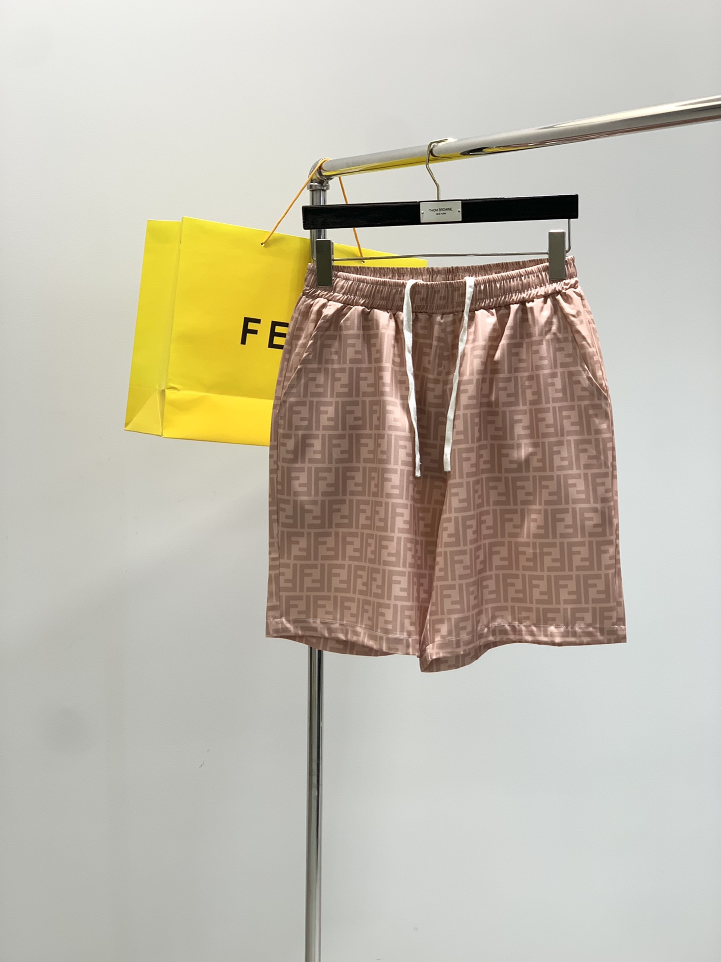 “FENDI Findi Summer 2025 Collection: High-Grade Clothes with Unique Design” - 图片 1