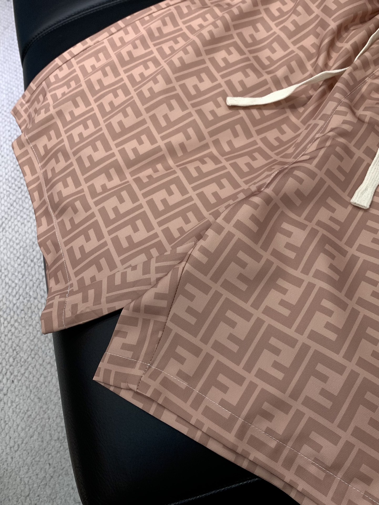 “FENDI Findi Summer 2025 Collection: High-Grade Clothes with Unique Design” - 图片 7