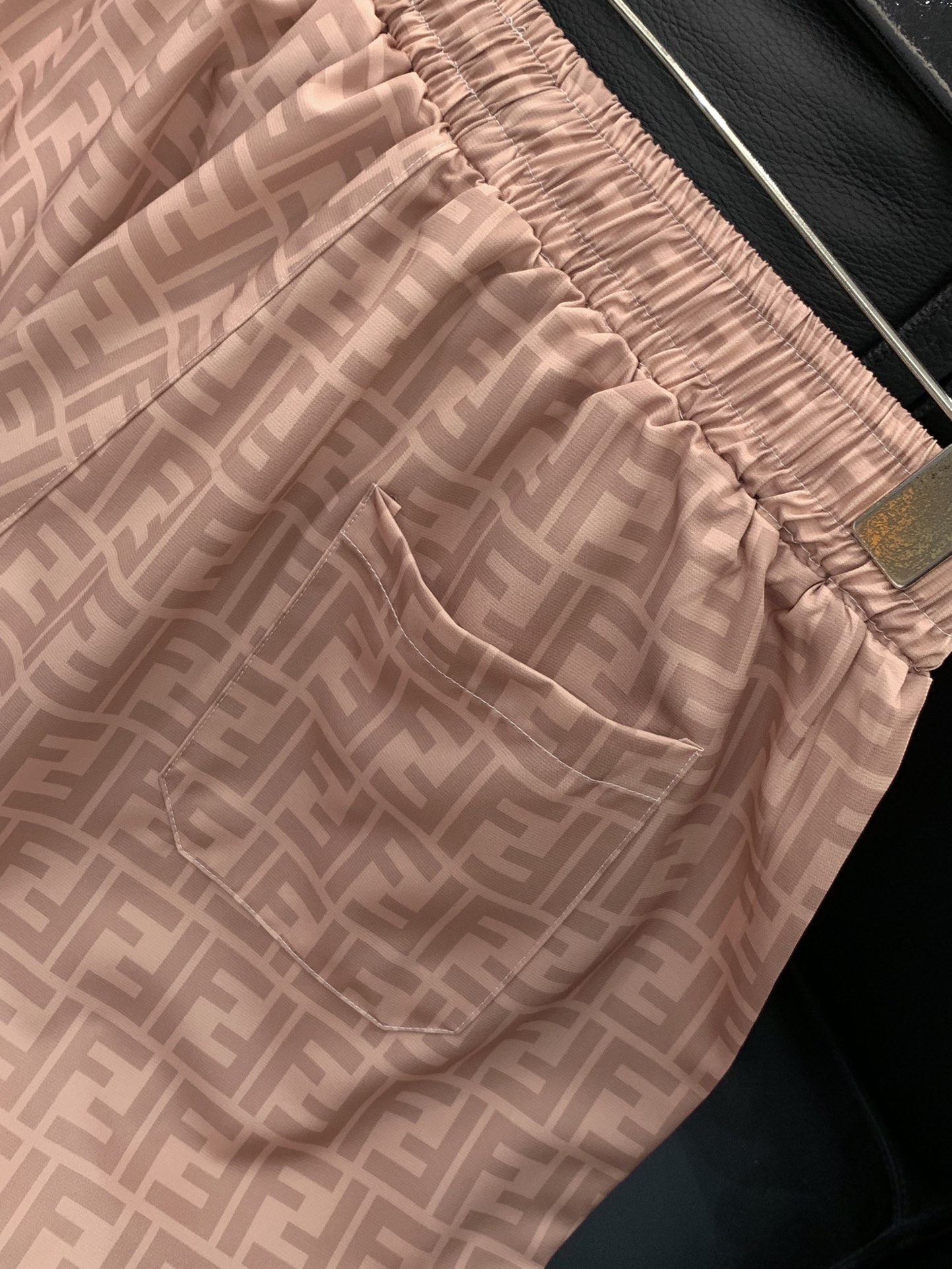 “FENDI Findi Summer 2025 Collection: High-Grade Clothes with Unique Design” - 图片 8