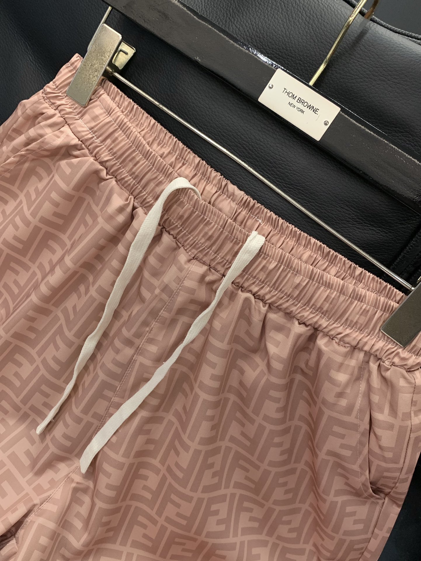 “FENDI Findi Summer 2025 Collection: High-Grade Clothes with Unique Design” - 图片 4