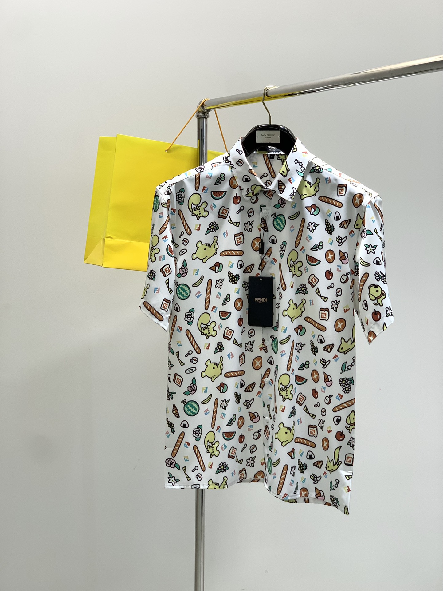 “2025 Summer Fashion: FENDI Shorts and Cuff Suit Collection Overview” - 图片 1