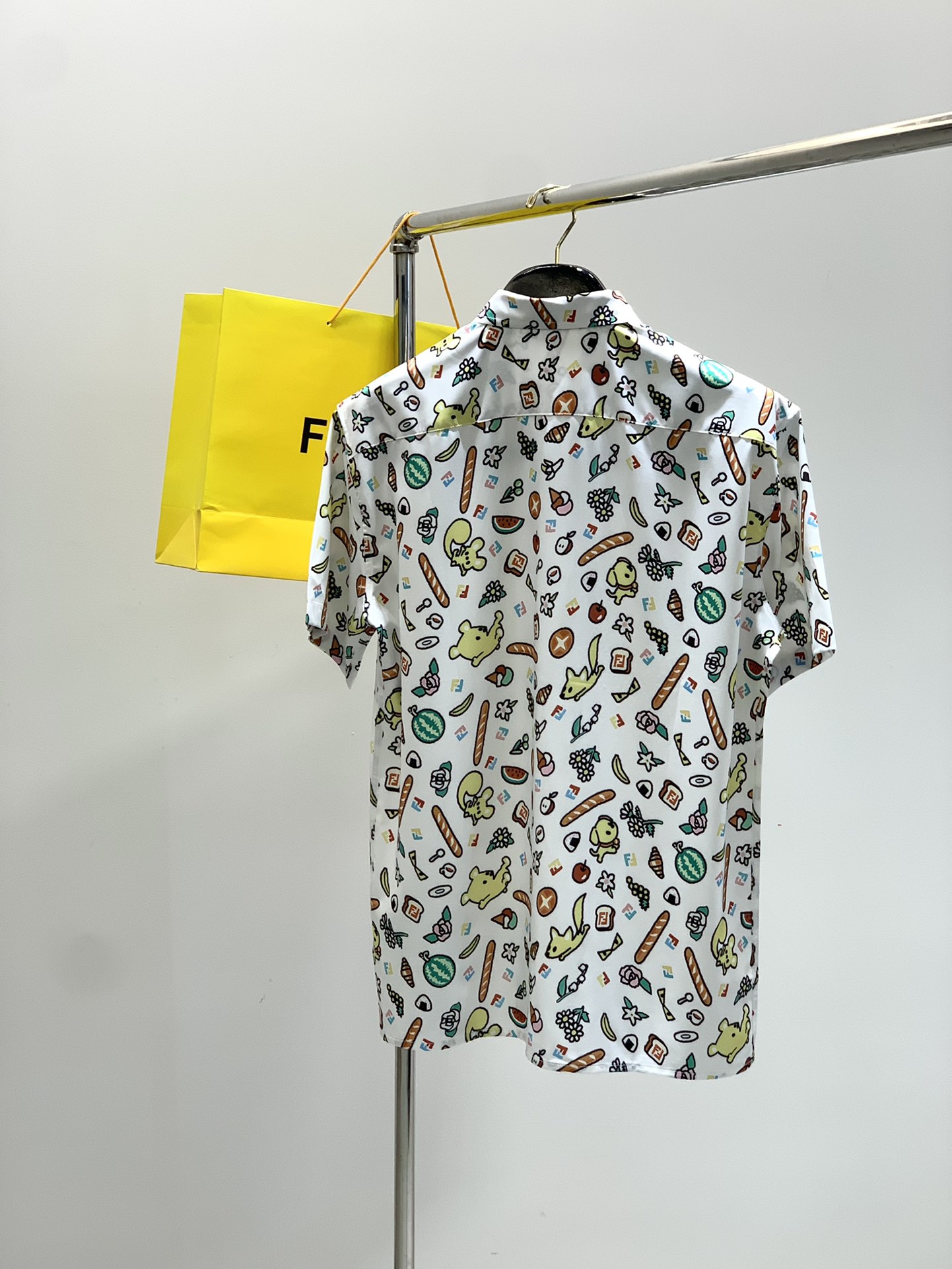 “2025 Summer Fashion: FENDI Shorts and Cuff Suit Collection Overview” - 图片 2