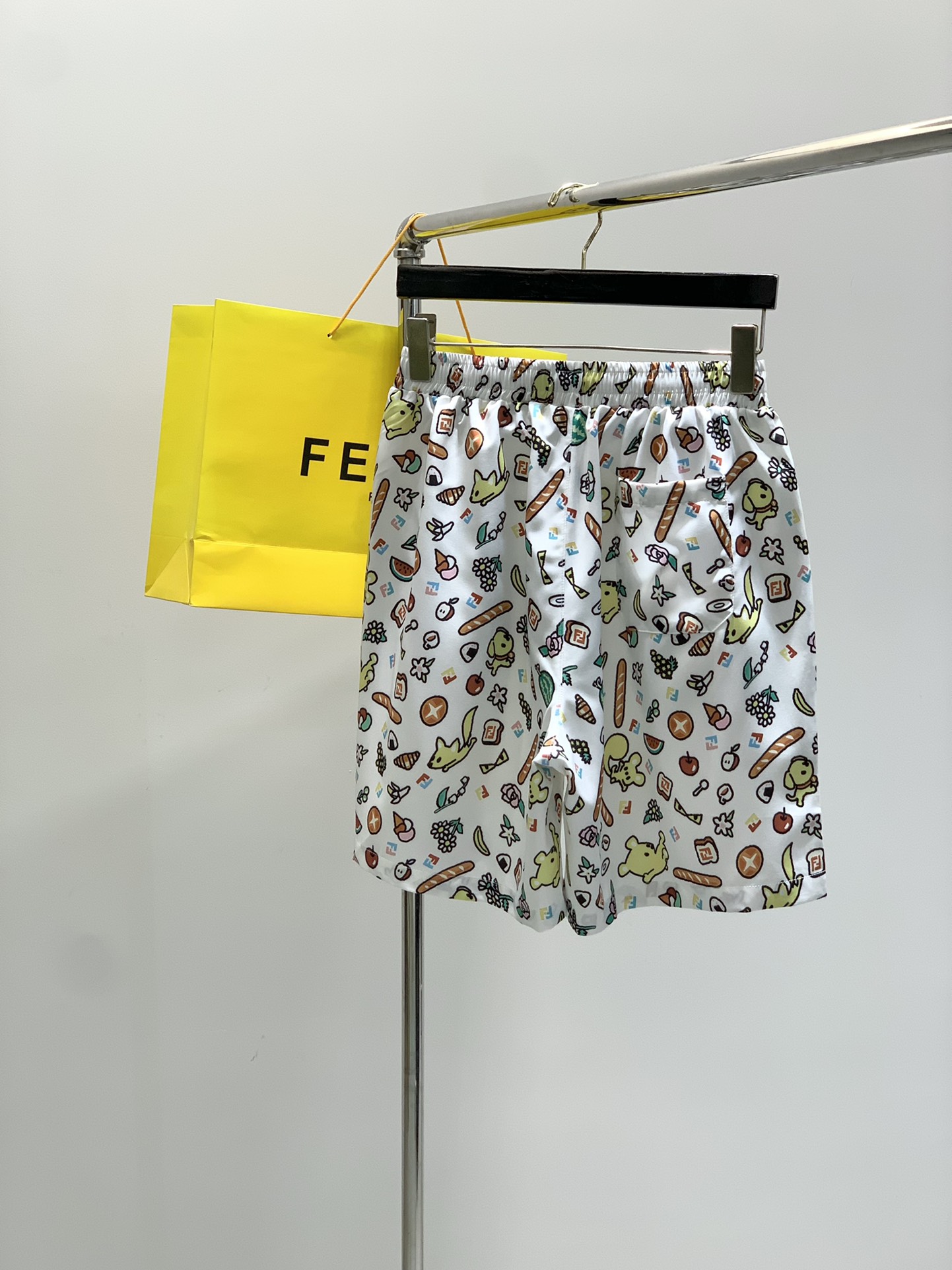 “2025 Summer Fashion: FENDI Findi Shorts and Cuff Suit Collection Overview” - 图片 2
