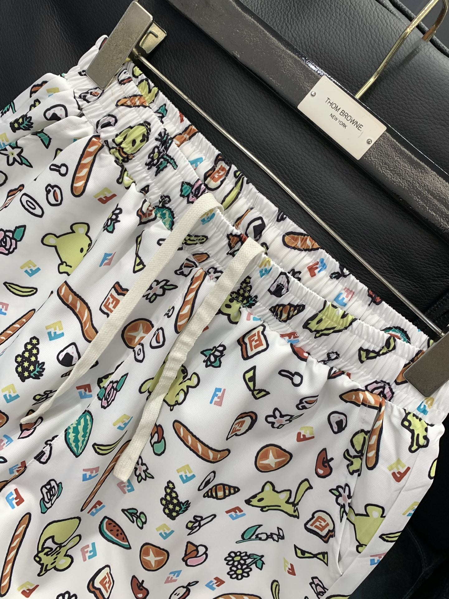 “2025 Summer Fashion: FENDI Findi Shorts and Cuff Suit Collection Overview” - 图片 4