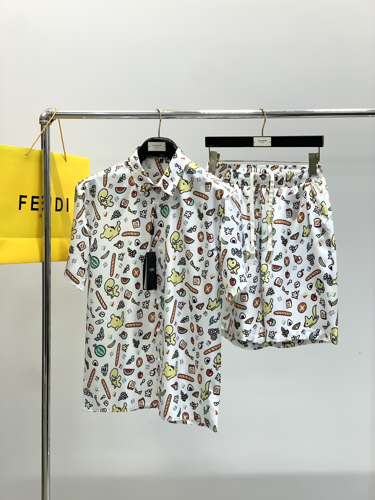“2025 Summer Fashion: FENDI Findi Shorts and Cuff Suit Collection Overview” - 图片 9