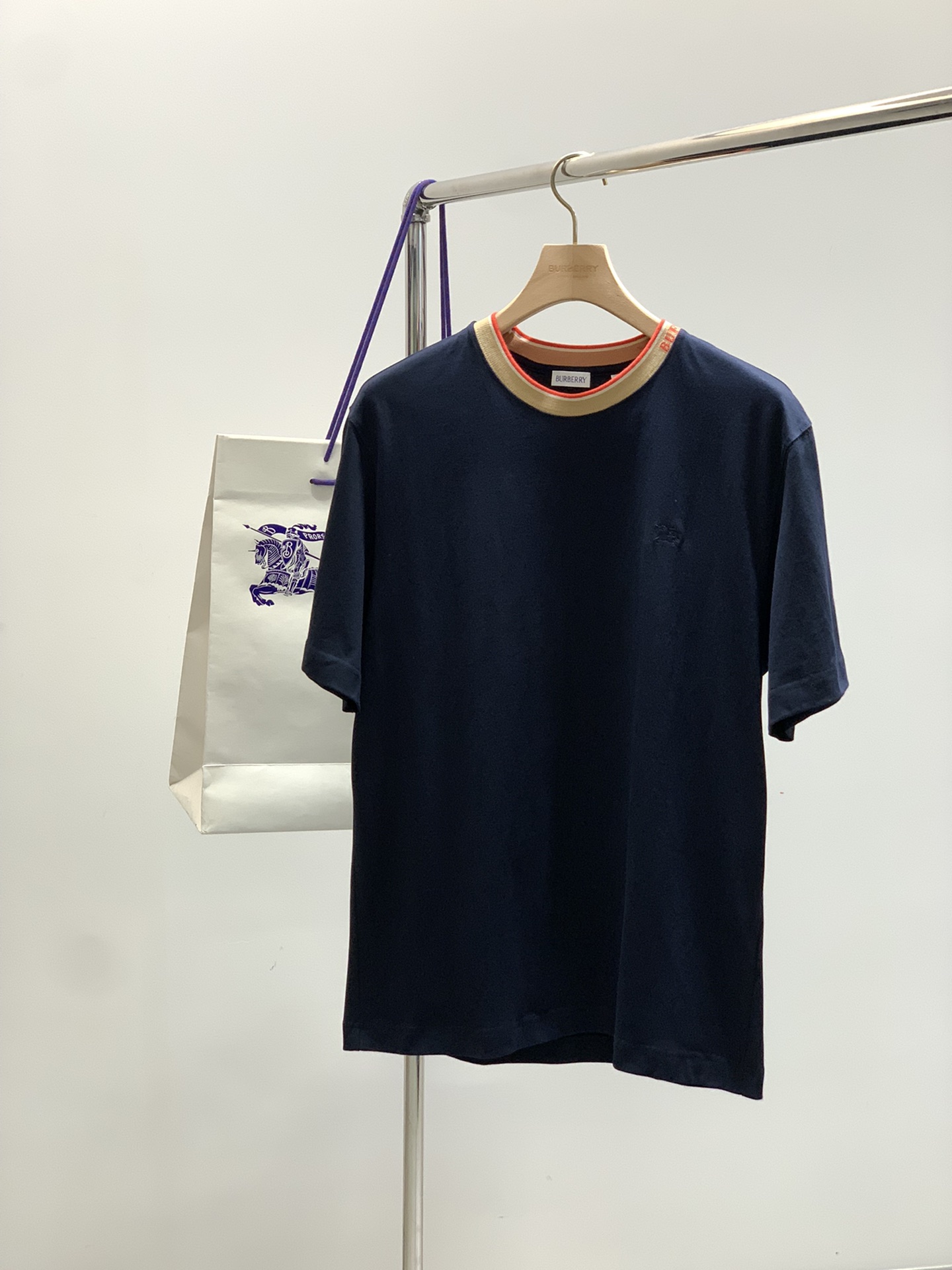 NO:456436,,BBR's latest contrasting knitted neckline short sleeves, super stunning color matching, with embroidered war horses, classic and fashionable round neck design, simple and elegant. Pure cotton material, skin-friendly and comfortable. Wear it quickly to show casual and elegant temperament. Hidden blue. Light blue two colors. Number of size m-2XL. Number of size m-2XL. Size 108 shoulder width 48 clothes length 73. Other size bust L112 xL116 2xL120 Sleeve width 1.3cm, T-shirt, alexander wang19860909,BBR 最新撞色针织领口短袖,超惊艳的配色 搭配刺绣战马,经典又时尚 圆领设计,简约大方.纯棉材质,亲肤舒适.赶紧穿上,展现休闲又优雅气质. 藏蓝.浅蓝 两色 码数m-2XL. m码胸围108 肩宽48 衣长73.其他码胸围L112 xL116 2xL120 肩宽衣长每码相差1.3cm,,T-shirt,alexander wang,Men's clothing