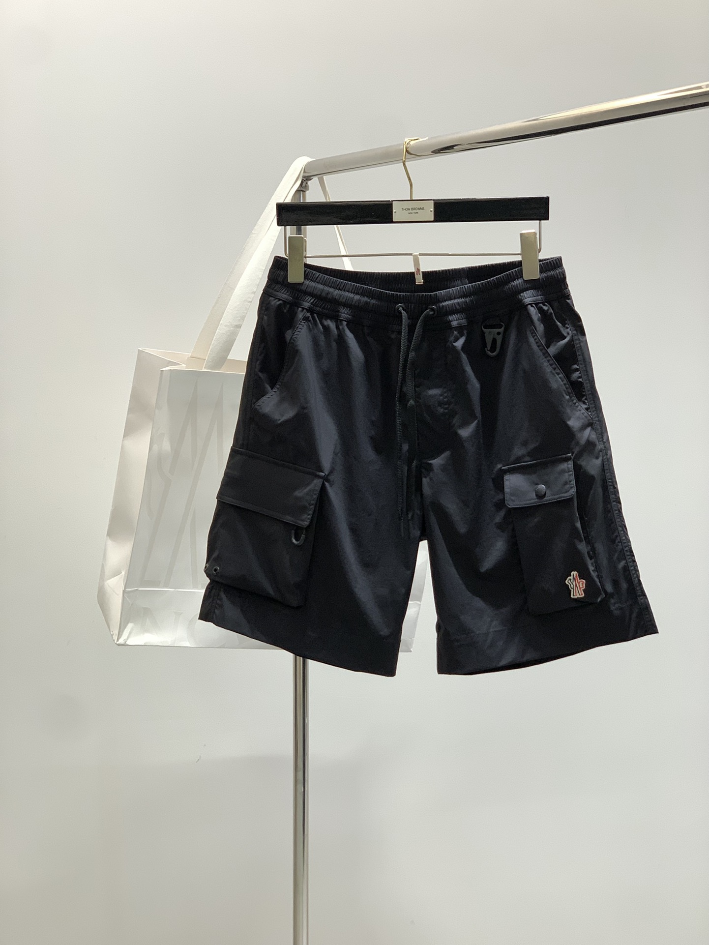 NO:456451,, cover-up outdoor workwear shorts, things are super good... Vietnamese OEM, unstandard man men nylon Bermuda shorts green and fashionable multi-pocket authentic, ultra-thin and super cool workwear outdoor fabric, high-quality OEM details and hardware accessories. The quality of the craftsmanship can be distinguished by the wiring of the elastic waist!  !  !  . Black, green, coffee three colors.m-2xL. m size waist 76-86 hip circumference 126 trousers length 51. Other size waist circumference hip circumference is 4-5cm difference per size trousers length is 1.3cm difference per size, Moncler, shorts, alexander wang19860909,蒙口 户外工装短裤 东西超级好..越南代工流出、无标法men男士尼龙百慕大短裤绿色时尚多口袋正品,超薄超爽的工装户外面料,优质的代工细节 和五金辅料.工艺的好坏在弹力腰头的走线就能分别出厉害！！！. 黑色 绿色 咖啡三色.m-2xL. m码腰围76-86 臀围126 裤长51.其他码腰围臀围每码相差4-5cm 裤长每码相差1.3cm,,Moncler,shorts,alexander wang,Men's clothing