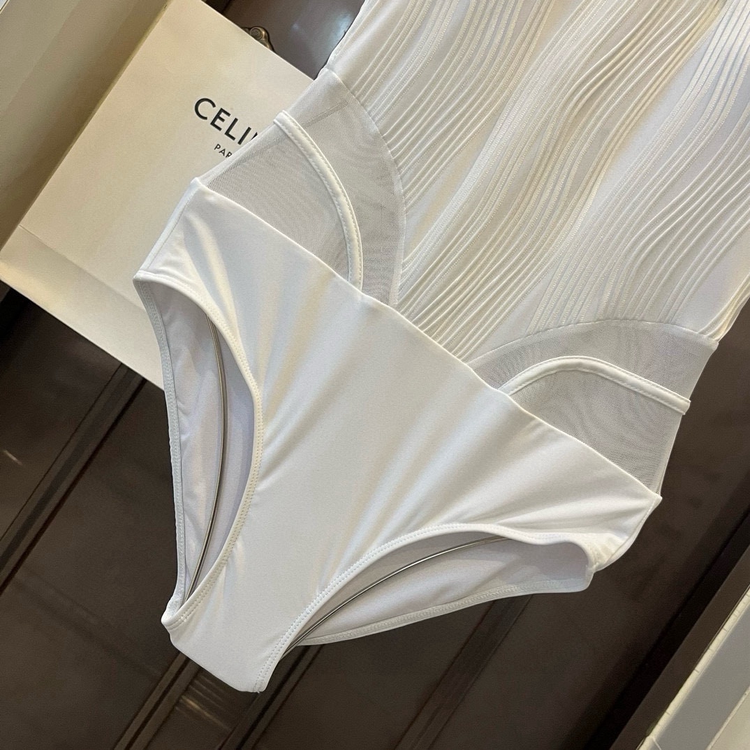 。
Chanel 香奈儿连体泳衣 😍🥰适合多种场景的游泳衣🏊‍♀️海边 游泳池 温泉 水上乐园 漂流都可