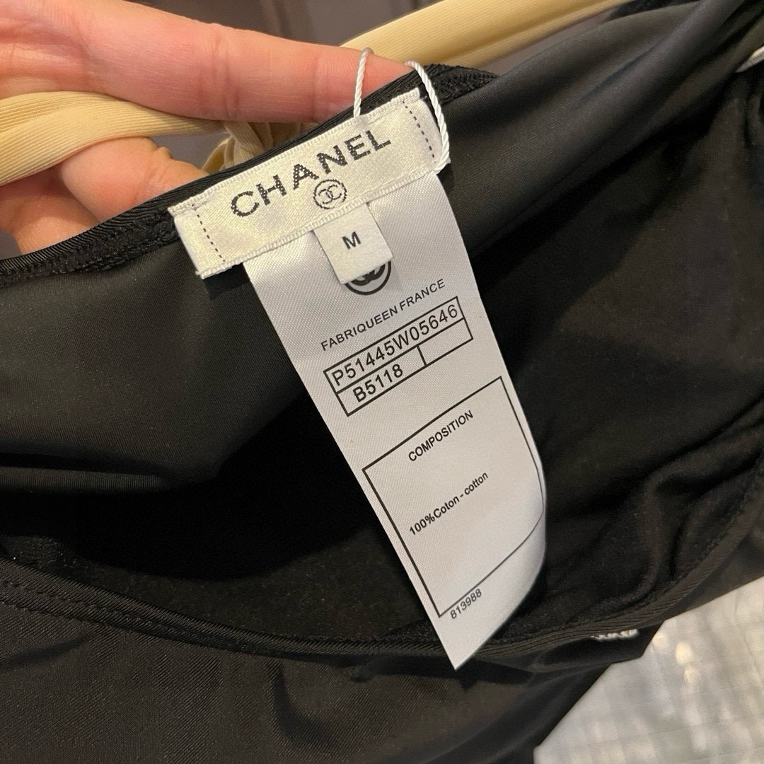 。
Chanel香奈儿最新款沙滩系列连体式泳衣 可以说是游泳衣的天花板了👙强烈推荐！
实物非常高级，泳衣