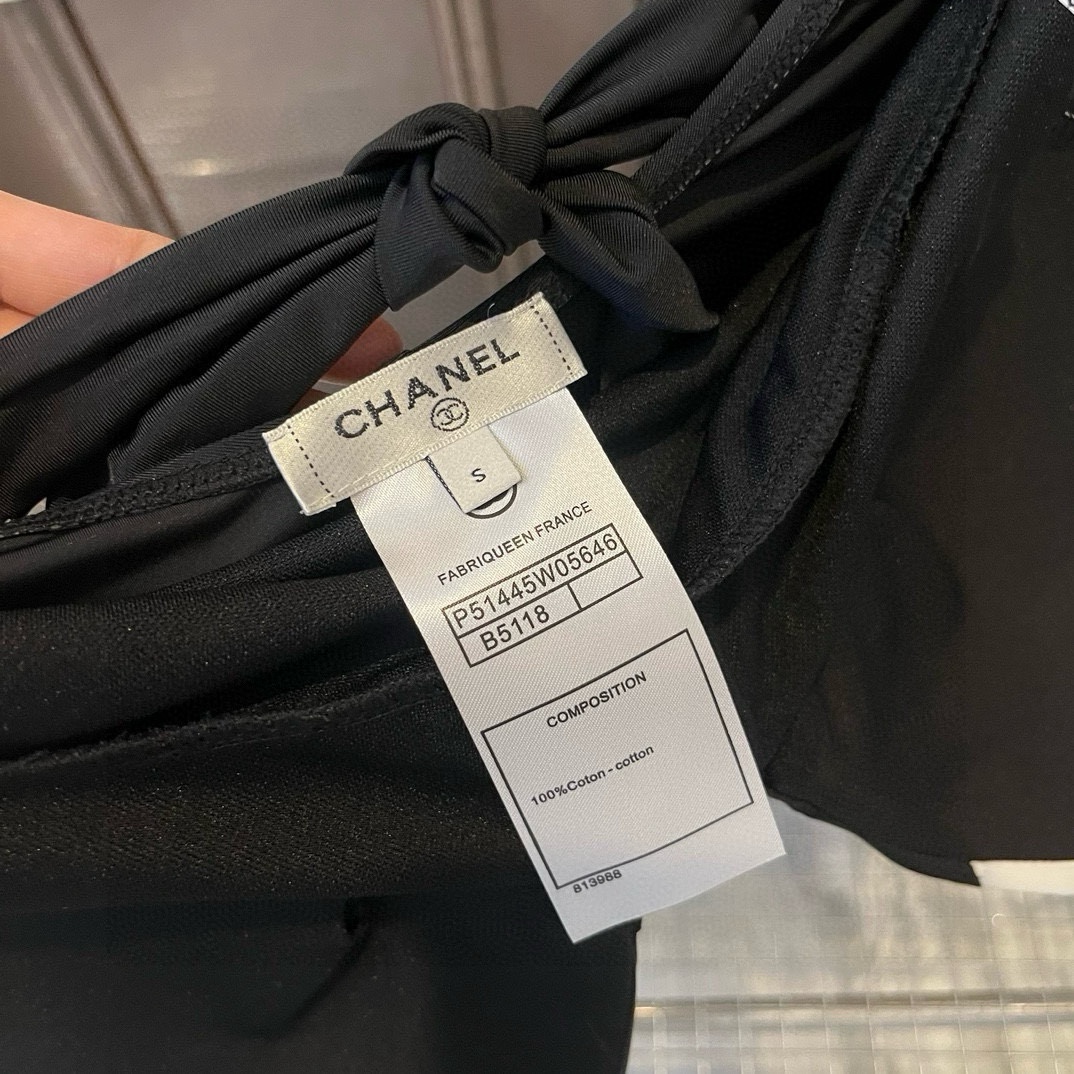 。
Chanel香奈儿最新款沙滩系列连体式泳衣 可以说是游泳衣的天花板了👙强烈推荐！
实物非常高级，泳衣