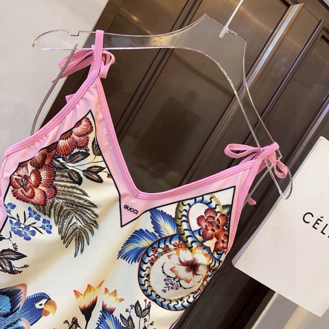 。
Gucci古奇新款连体泳衣  😍🥰适合多种场景的游泳衣🏊‍♀️海边 游泳池 温泉 水上乐园 漂流都可