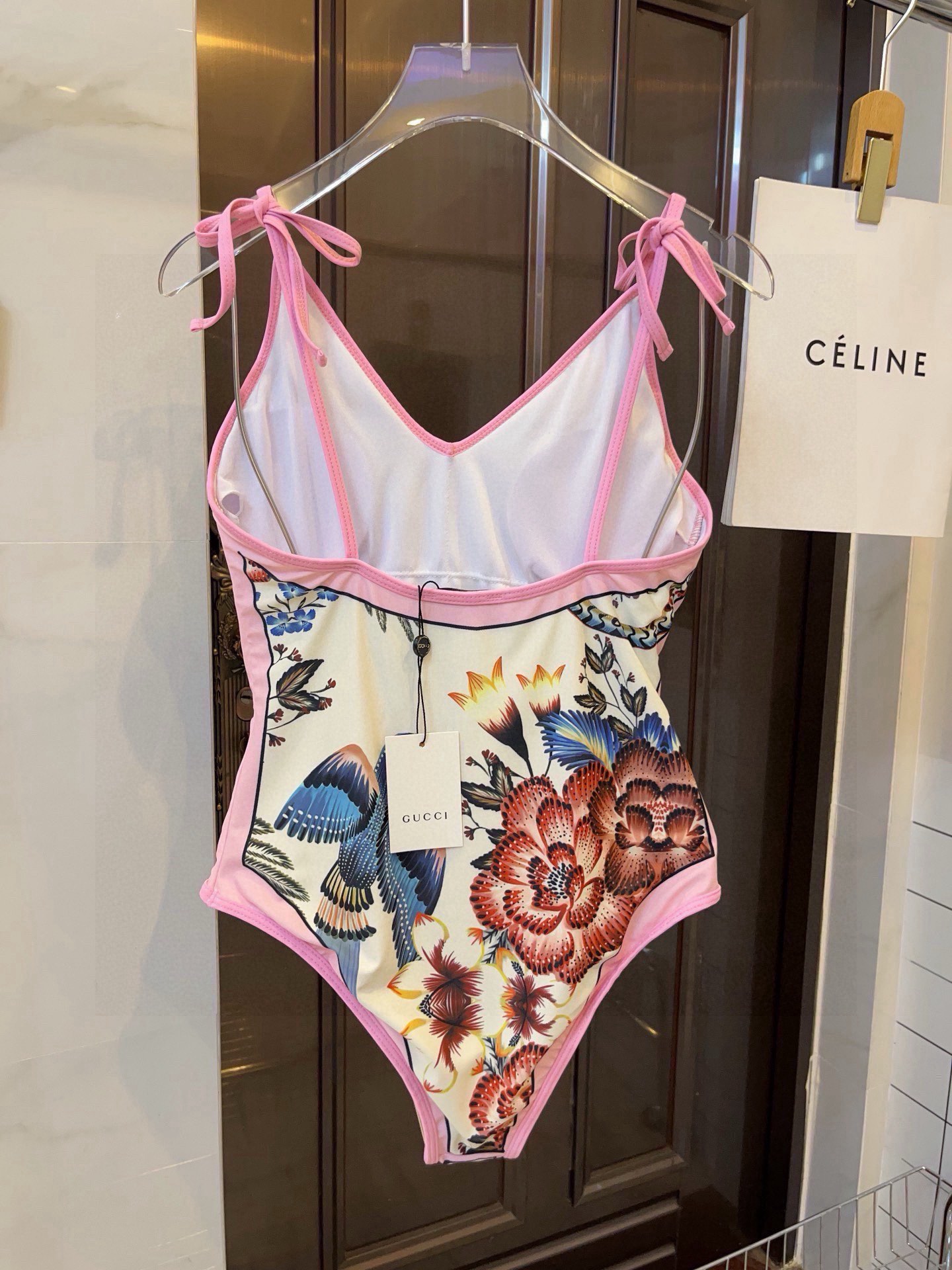 。
Gucci古奇新款连体泳衣  😍🥰适合多种场景的游泳衣🏊‍♀️海边 游泳池 温泉 水上乐园 漂流都可