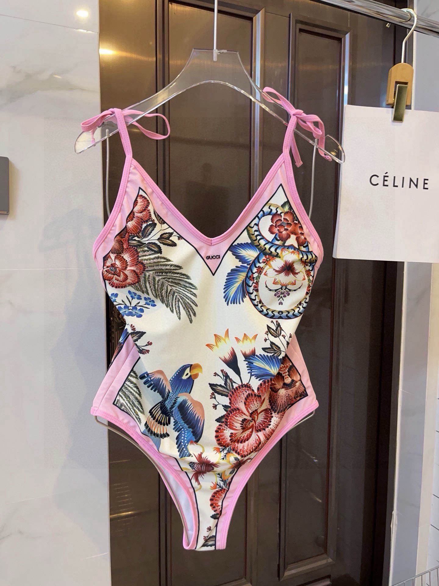 。
Gucci古奇新款连体泳衣  😍🥰适合多种场景的游泳衣🏊‍♀️海边 游泳池 温泉 水上乐园 漂流都可