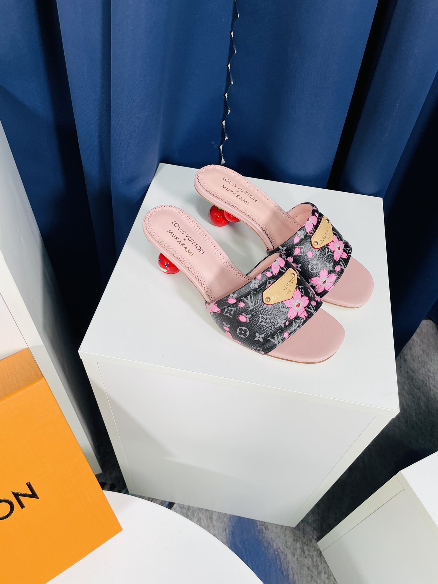 NO:437154,[Heel height 5.5cm] The counter is synchronized with the new cherry series of new colors, with inner waist constantly being added. Welcome to compare, mold opening LOg fasteners, brand-specific imported presbyterian fabric. Painted iron heels, comfortable feet, full sheepskin inside the foot pad. Italian imported logo genuine leather sole, perfect design, creating the most beautiful item. Size 35-40 (40.41 custom made without return or exchange), slippers, slippers, sheepskin19860909【跟高5.5cm】 专柜同步專櫃新款樱桃系列新色,内腰不断帮 欢迎对比,开模LOg扣件,品牌专用进口老花面料 .烤漆铁件跟,脚感舒适,垫脚内里全羊皮.意大利进口logo真皮鞋底 ,完美设计 ,打造最美单品.码数35-40（40.41订做不退换）,拖鞋,slippers,sheepskin,Women's Shoes