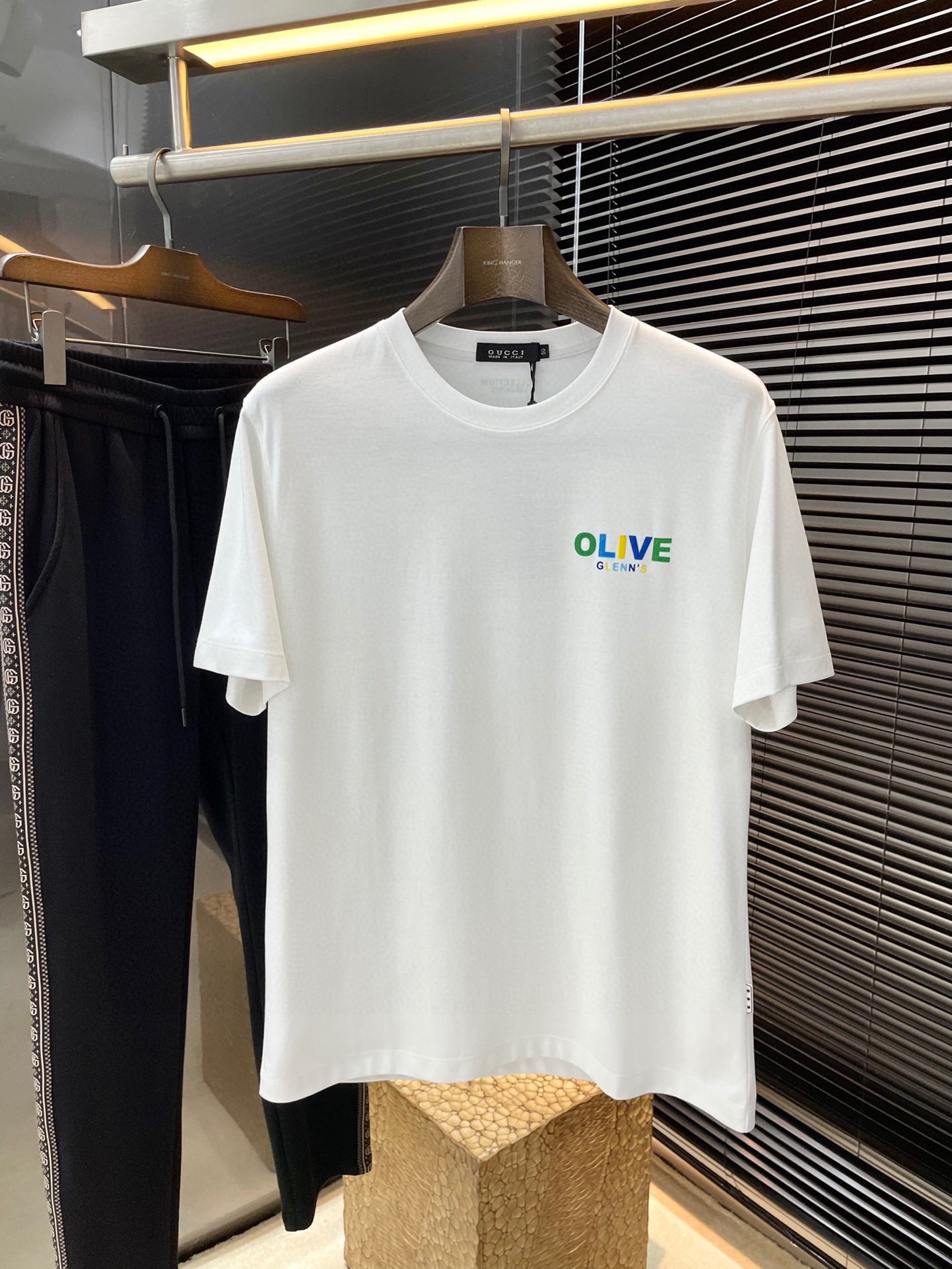 NO:466577,P Gucci series VIP high-end customization, new short-sleeved spring and summer style, versatile style, anyone can easily control the fabric, fully customized craftsmanship, high-quality cotton fabric, the fabric feels soft, the upper body is comfortable and soft, the simple style is very classy, ​​simple and unique, the style is very exquisite, the style is very exquisite, and it will highlight the exquisiteness of business men!  Size M-3XL shipped the next day, gucci,gucci,t-shirt,alexander wang19860909P  Gucci（古驰） 系列 VIP高级定制 春夏季新款短袖 百搭款式 任何人都可以轻松驾驭 面料全订制工艺 高定一等品棉面料 面料手感柔软,上身舒适柔软 简约的款式非常显档次,简约个性时尚,版型剪裁非常精致,显气场,又会凸显商务男士的精致！尺码 M一3XL 隔天出货,,gucci,gucci,T-shirt,alexander wang,Men's clothing