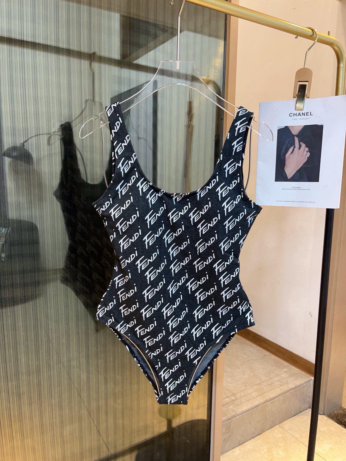  🆕
FD芬迪连体泳衣👙❤️😍🥰适合多种场景的游泳衣🏊‍♀️海边 游泳池 温泉 水上乐园 漂流都可以😌内
