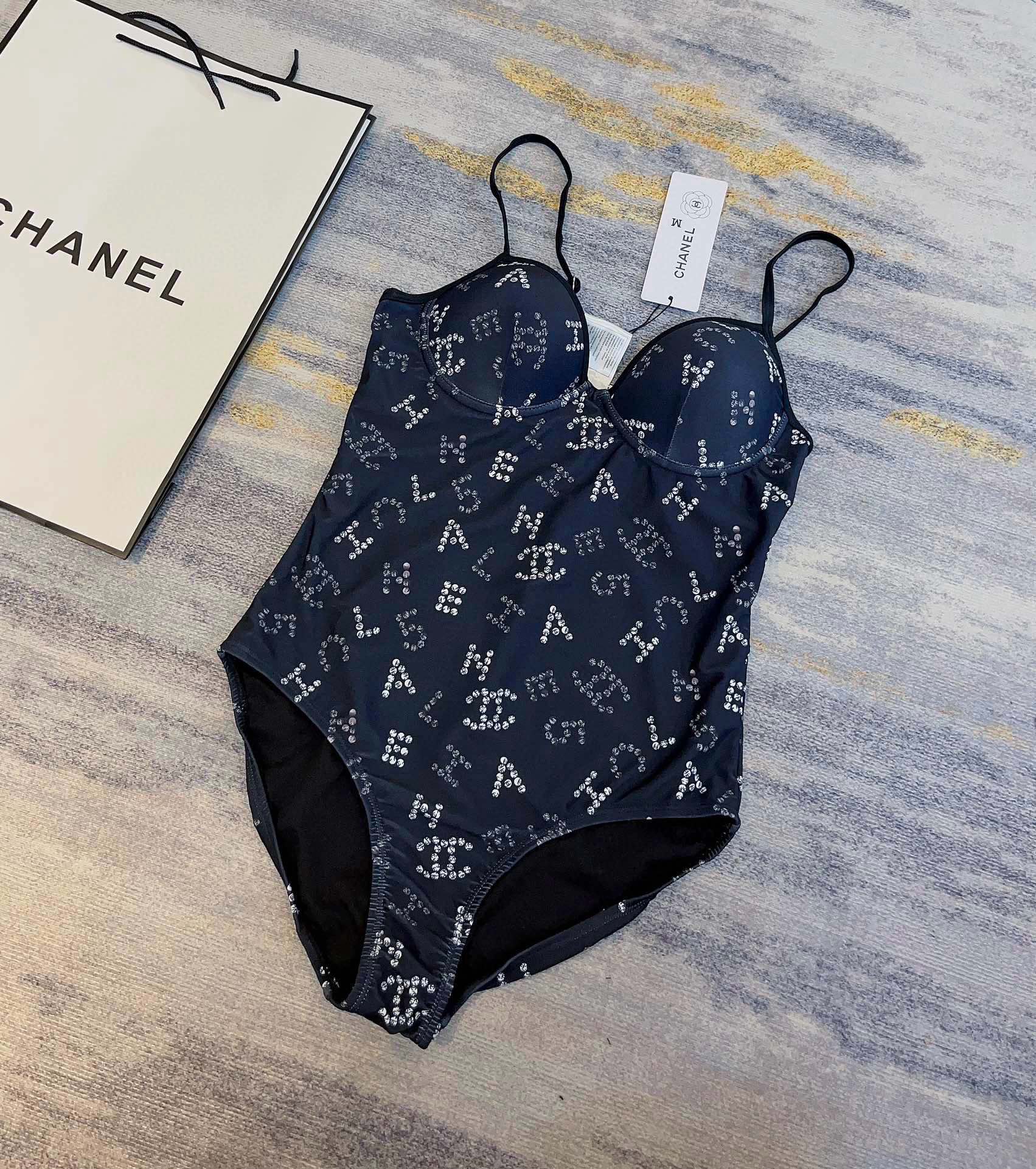 。
Chanel 香奈儿新款连体泳衣  😍🥰适合多种场景的游泳衣🏊‍♀️海边 游泳池 温泉 水上乐园 漂