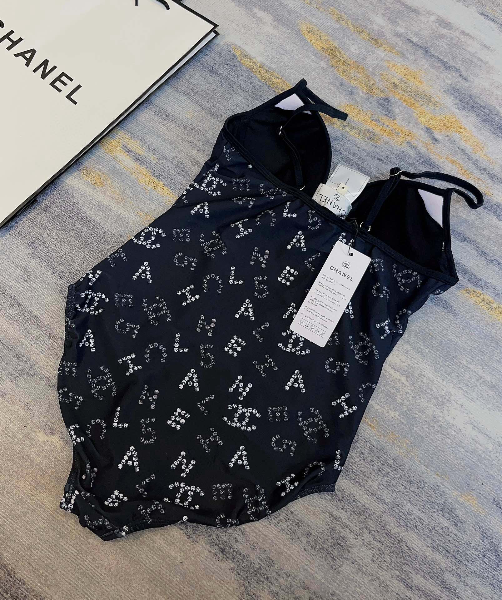 。
Chanel 香奈儿新款连体泳衣  😍🥰适合多种场景的游泳衣🏊‍♀️海边 游泳池 温泉 水上乐园 漂