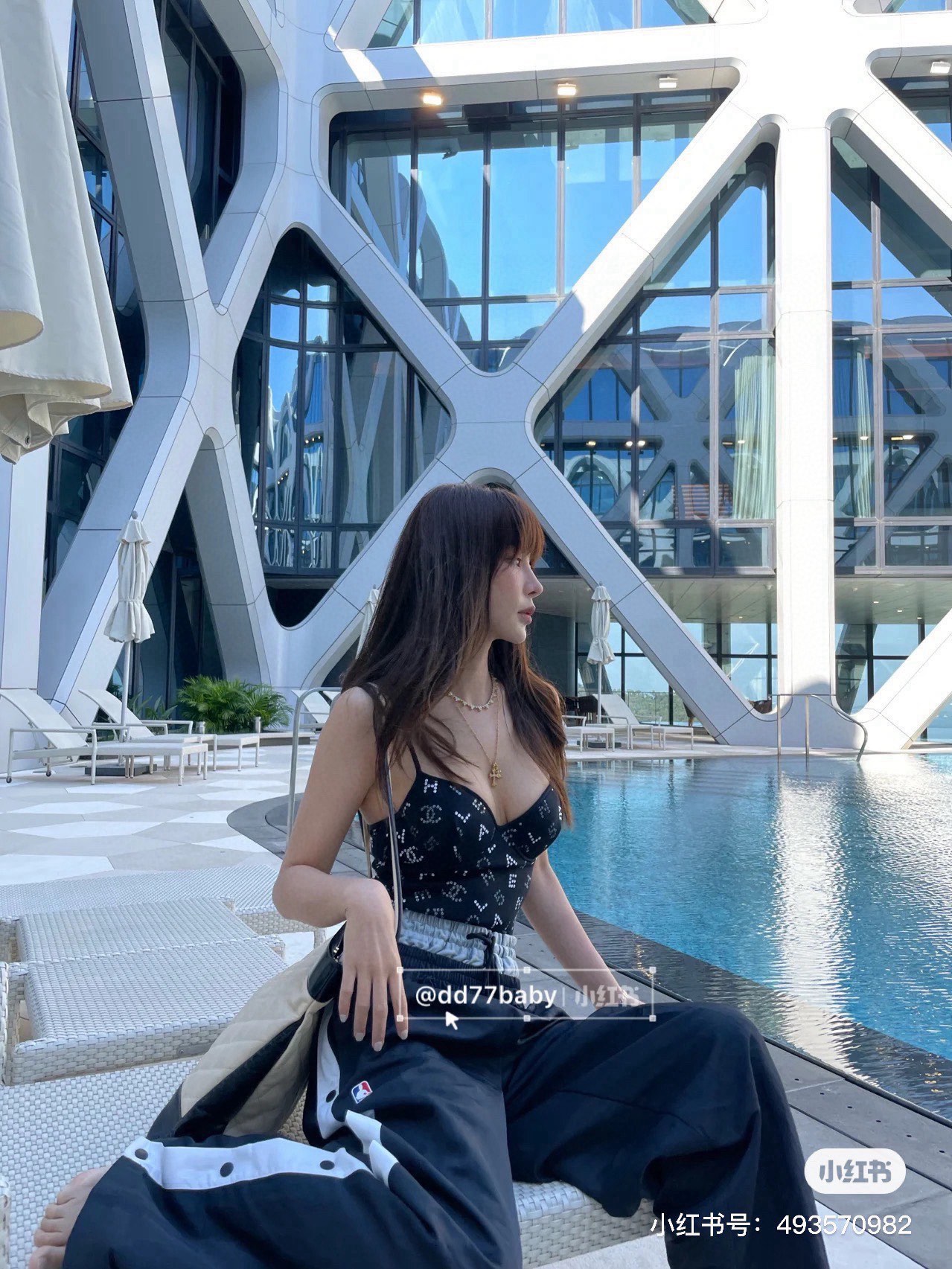 。
Chanel 香奈儿新款连体泳衣  😍🥰适合多种场景的游泳衣🏊‍♀️海边 游泳池 温泉 水上乐园 漂