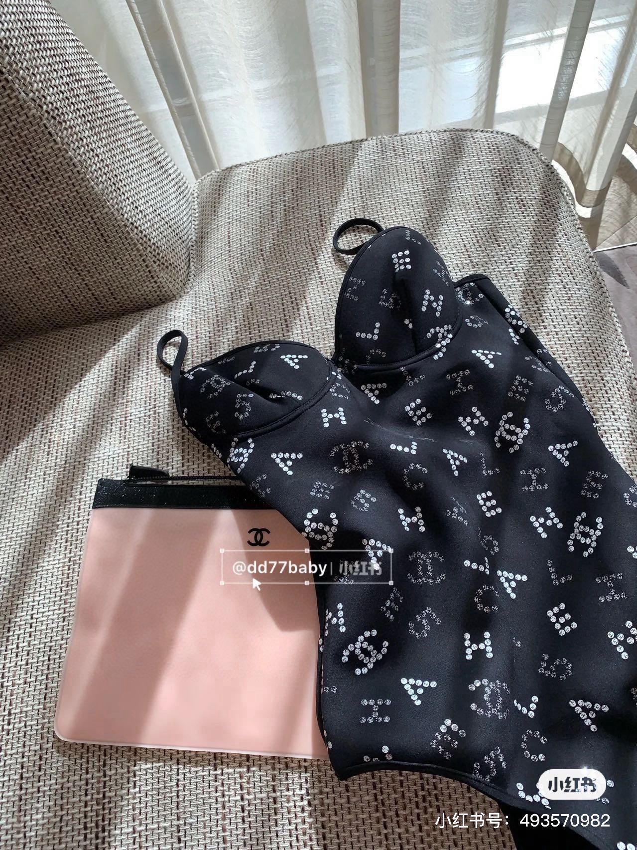 。
Chanel 香奈儿新款连体泳衣  😍🥰适合多种场景的游泳衣🏊‍♀️海边 游泳池 温泉 水上乐园 漂