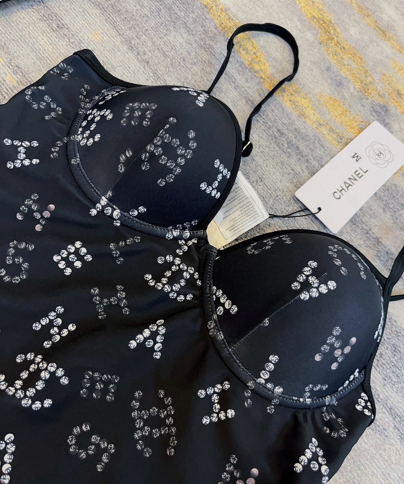 。
Chanel 香奈儿新款连体泳衣  😍🥰适合多种场景的游泳衣🏊‍♀️海边 游泳池 温泉 水上乐园 漂