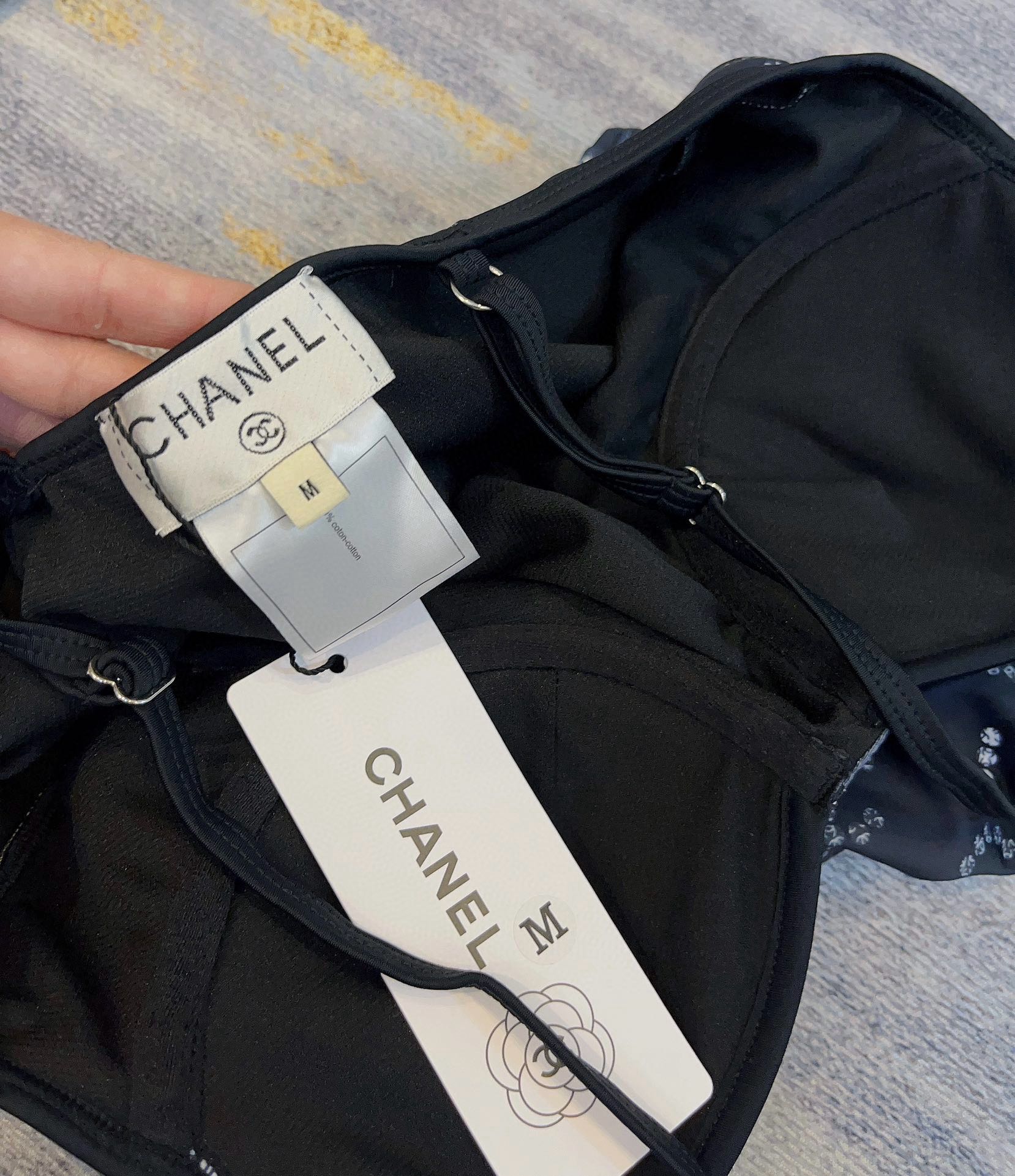 。
Chanel 香奈儿新款连体泳衣  😍🥰适合多种场景的游泳衣🏊‍♀️海边 游泳池 温泉 水上乐园 漂