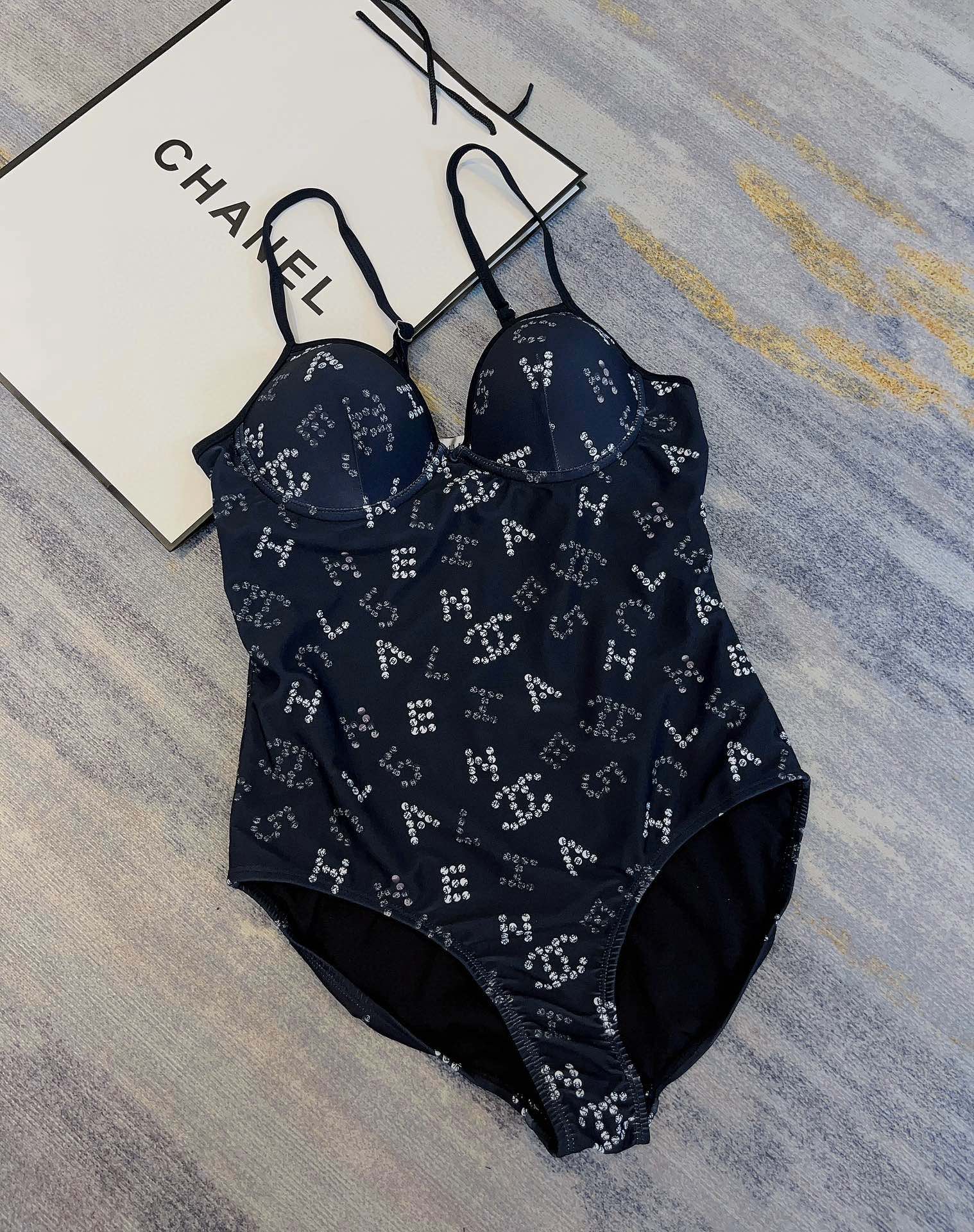 。
Chanel 香奈儿新款连体泳衣  😍🥰适合多种场景的游泳衣🏊‍♀️海边 游泳池 温泉 水上乐园 漂