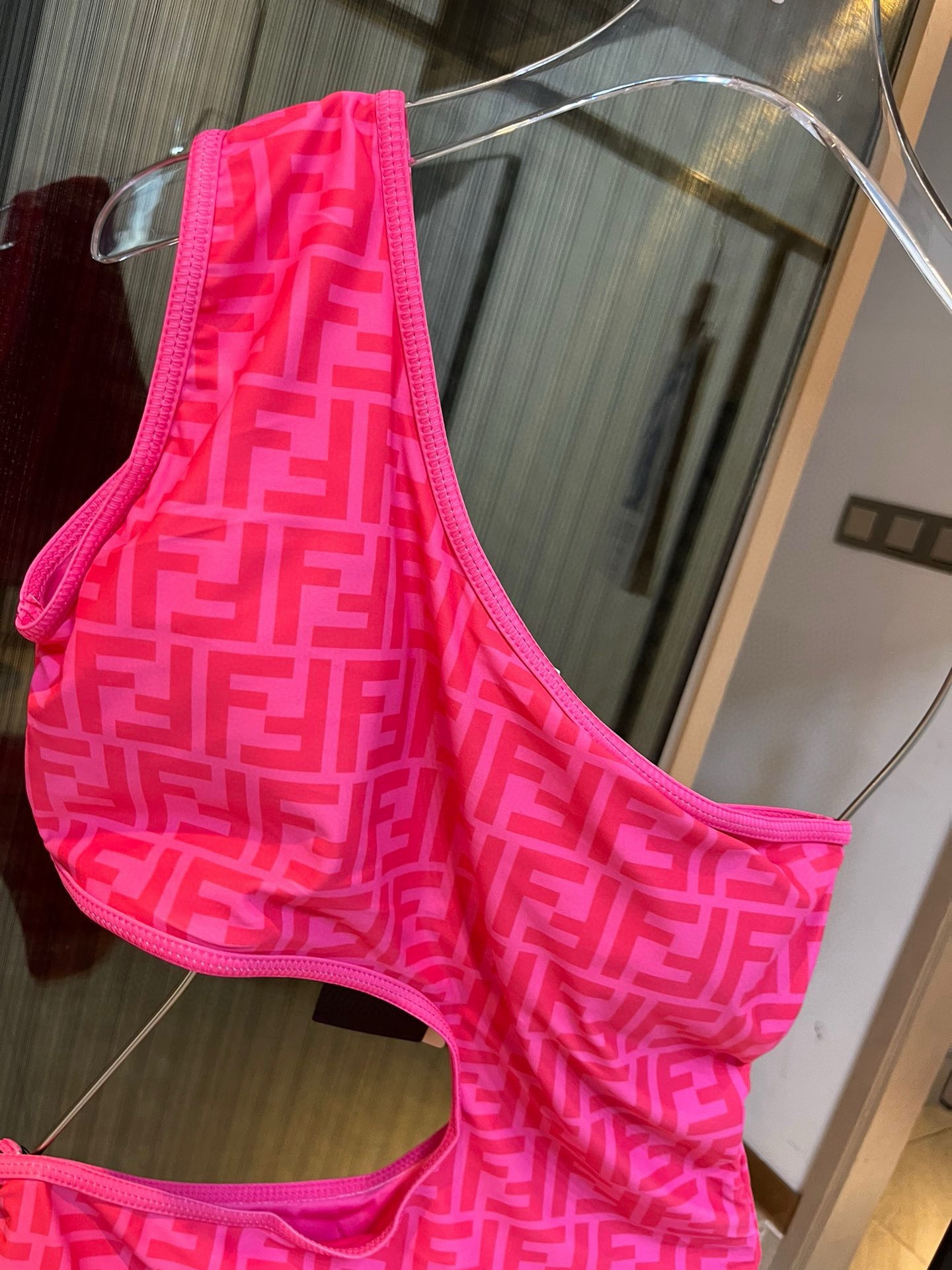  🆕
Fendi 芬迪新款连体式小心机泳衣👙大logo印花 ❤ 强烈推荐！超显气质
上身超A，又纯又欲🛍