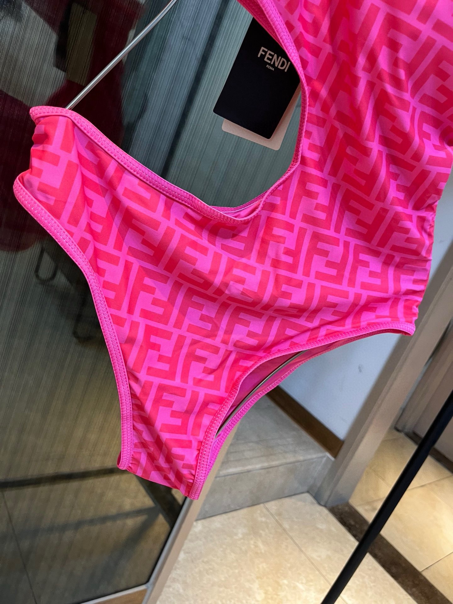  🆕
Fendi 芬迪新款连体式小心机泳衣👙大logo印花 ❤ 强烈推荐！超显气质
上身超A，又纯又欲🛍