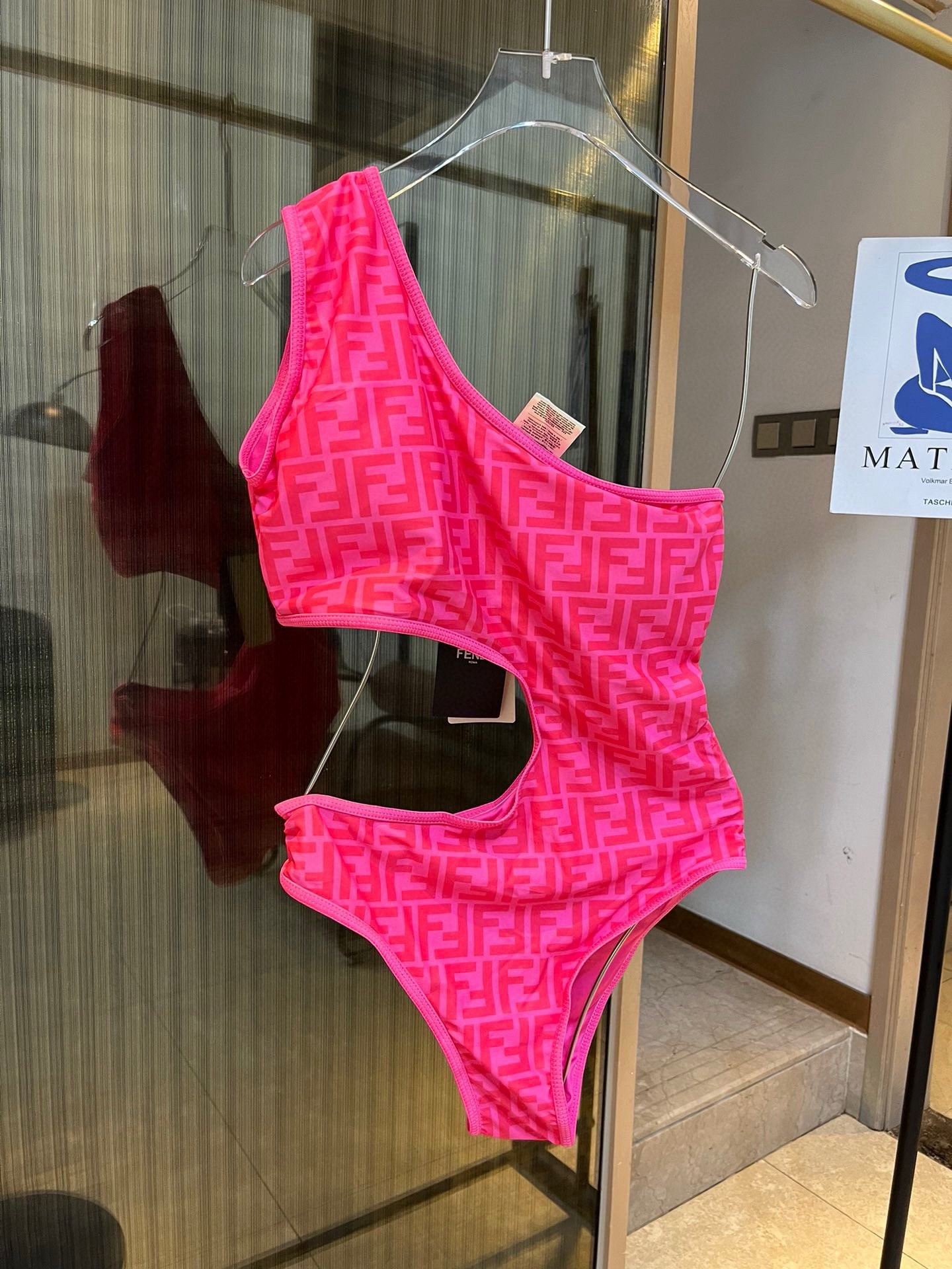  🆕
Fendi 芬迪新款连体式小心机泳衣👙大logo印花 ❤ 强烈推荐！超显气质
上身超A，又纯又欲🛍