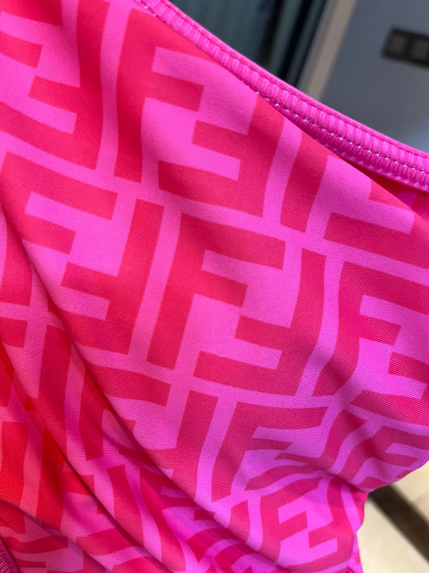  🆕
Fendi 芬迪新款连体式小心机泳衣👙大logo印花 ❤ 强烈推荐！超显气质
上身超A，又纯又欲🛍