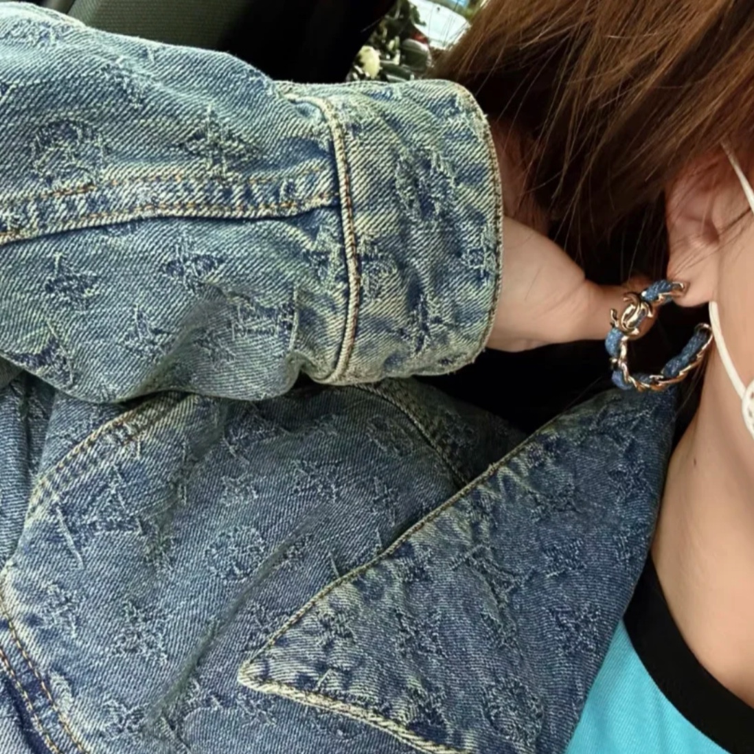  耳环XN92 60 61
香奈儿Chanel小香风新款时尚个性设计蓝色牛仔皮穿链条C形耳钉 黄铜材料 