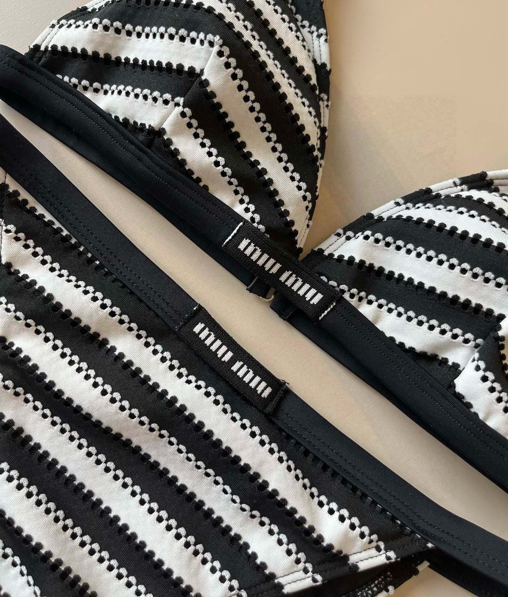 。
MiuMiu缪缪官方新款泳衣比基尼👙，高端定制，S M L XL