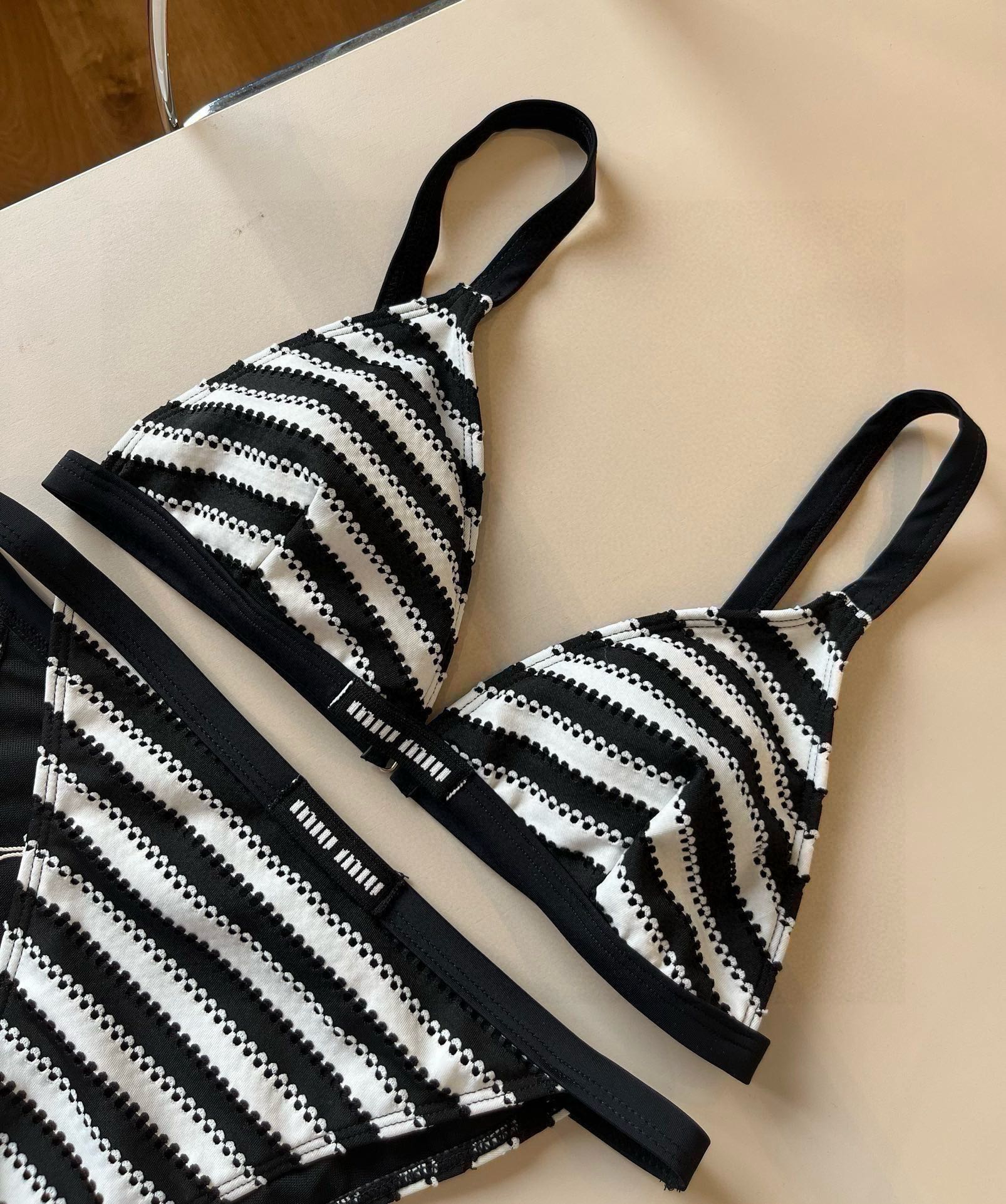 。
MiuMiu缪缪官方新款泳衣比基尼👙，高端定制，S M L XL